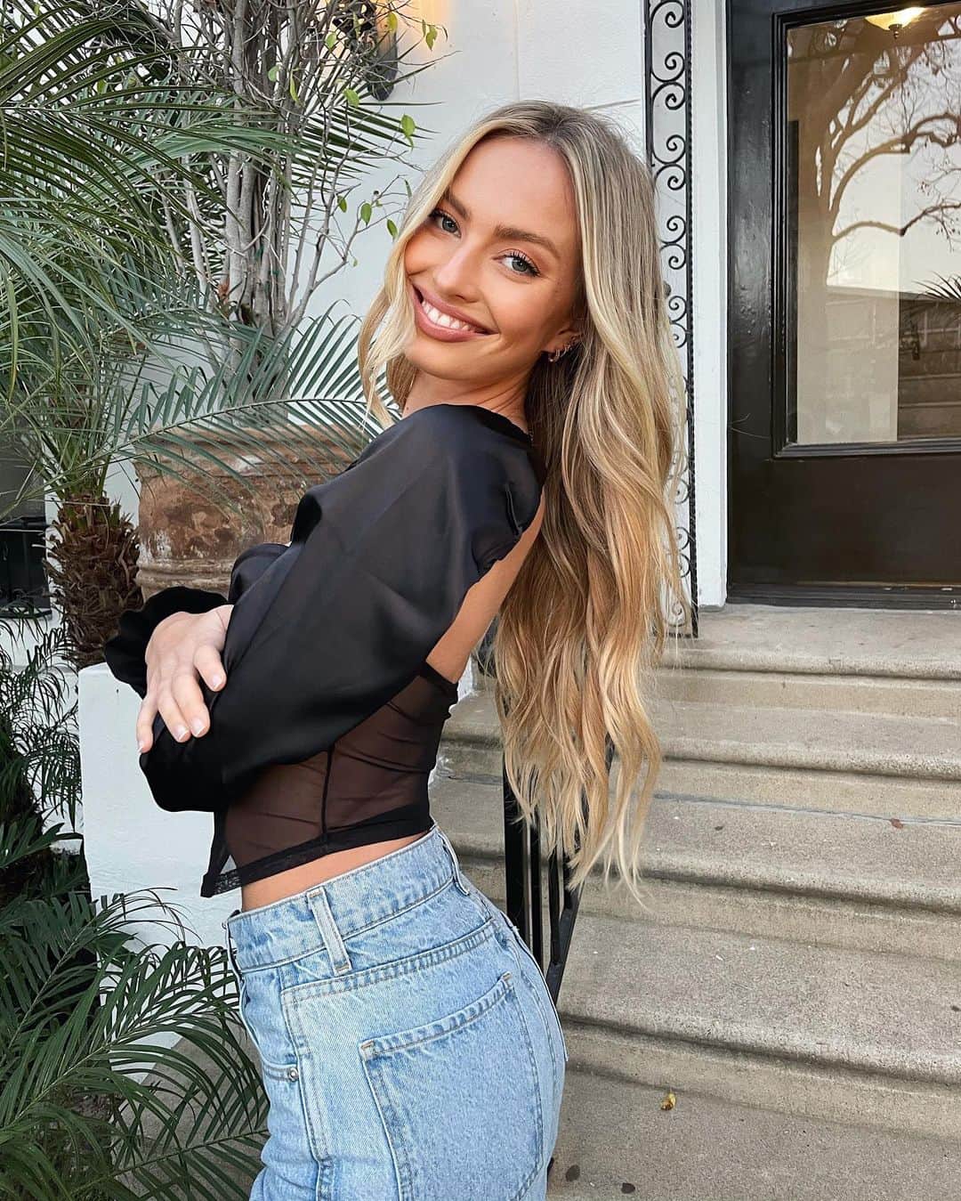 のインスタグラム：「Fresh hair by the best @torii_elyse  + a @luxyhair halo 👼🏼」