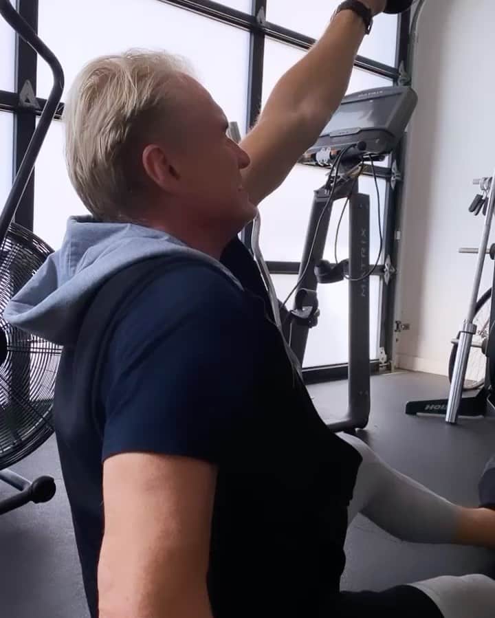 ドルフ・ラングレンのインスタグラム：「Sleeping on the job... again」