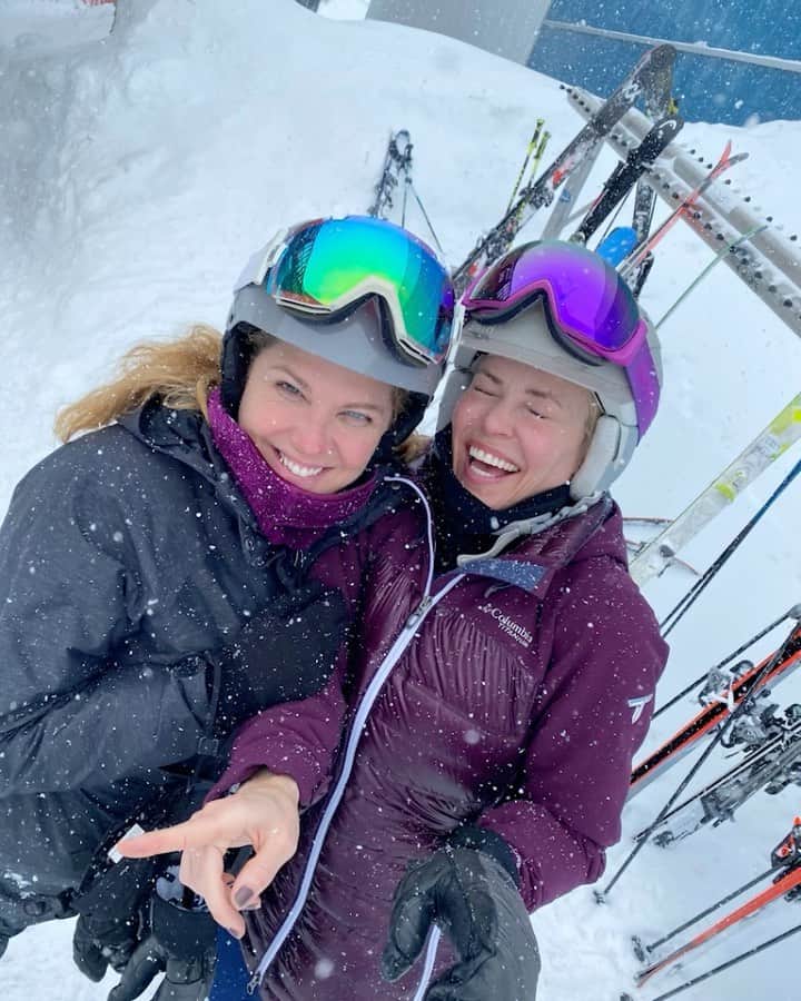 チェルシー・ハンドラーのインスタグラム：「From the Super Bowl, to safari, the Women’s March, to the Oscars. From the slopes to the Covid poppy fields, and now all the way to our new podcast (coming in May) because I wasn’t going to do another podcast without my Ya-Ya. Happy Birthday, @marycmccormack. We love we laugh we sink we swim we say all the things, and at the end of the day, it’s really a question of who the bigger asshole is. Happiest birthday, Ya-Ya! I LUB YOU SOMETHING BAD.」