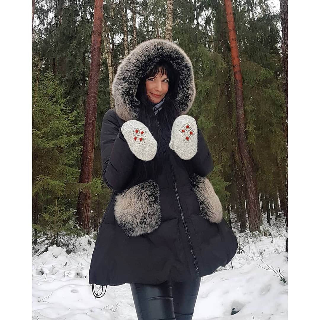 ティネスのインスタグラム：「Staying warm [and cute] 🐰🙆🏻‍♀️ We have added new collection of double mittens! All are with unique handmade embroidery. Extra warm, thick & Instagrammable 😉📸  Shop these and more mittens online! We ship worldwide 🌍✈ WWW.TINES.LV」