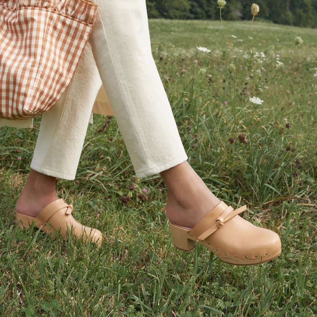 レフラーランドールのインスタグラム：「Our newest arrival 🍯 Roberta is a walkable low heel clog with the same wooden heel, stud and knot details we love on our best selling high heel Maxine. Exclusively on our site in this beautiful honey hue.」
