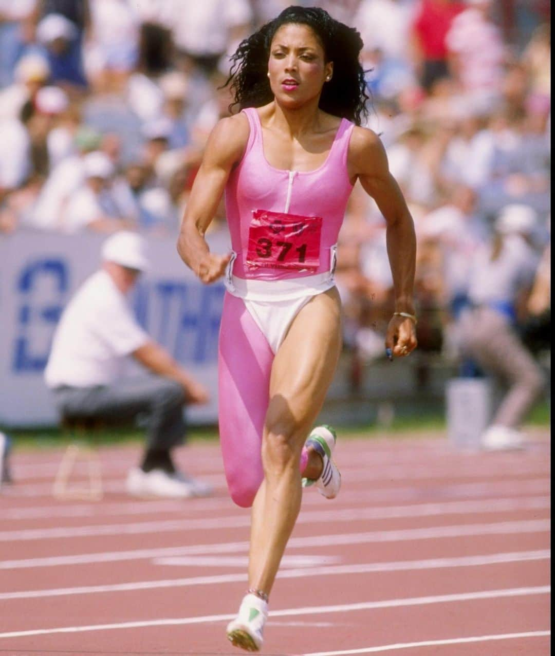 Just Jaredさんのインスタグラム写真 - (Just JaredInstagram)「@serenawilliams dominated in round one of the Australian open! At her post-game press conference, she revealed her outfit was influenced by Florence Griffith-Joyner. She wore a similar look during her track meets in the 80s! #SerenaWilliams Photo: Getty」2月9日 4時42分 - justjared