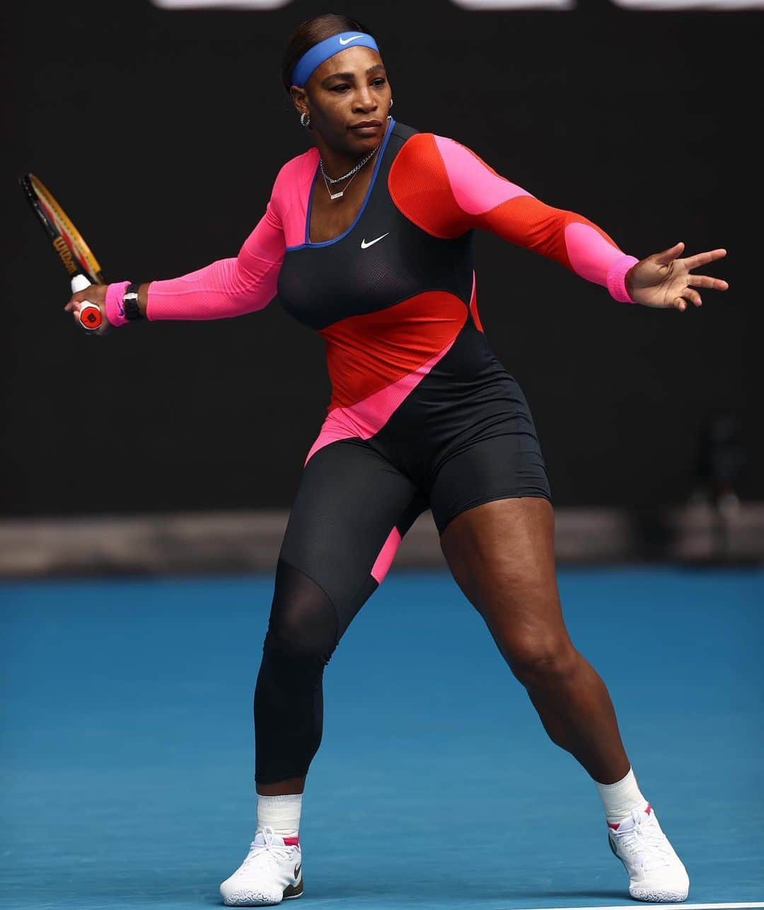 Just Jaredさんのインスタグラム写真 - (Just JaredInstagram)「@serenawilliams dominated in round one of the Australian open! At her post-game press conference, she revealed her outfit was influenced by Florence Griffith-Joyner. She wore a similar look during her track meets in the 80s! #SerenaWilliams Photo: Getty」2月9日 4時42分 - justjared