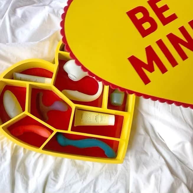 カーラ・デルヴィーニュのインスタグラム：「Screw chocolate. I’m about to spice up your Valentine’s Day plans - no matter what they are. If you’re spending it solo, trust me these will give you a night to remember. And if you’re spending it with a partner, this is a third party you’ll definitely want to invite to join in.   Comment below what you’re planning to do this Vday, follow @loradicarlo_hq , and then I’ll be picking a winner to get the FULL collection to play with. ♥️  *Available worldwide to anywhere they ship *Value of $1800 - includes one of each of the products *Giveaway ends 11:59 pm PST on 2/14/21」