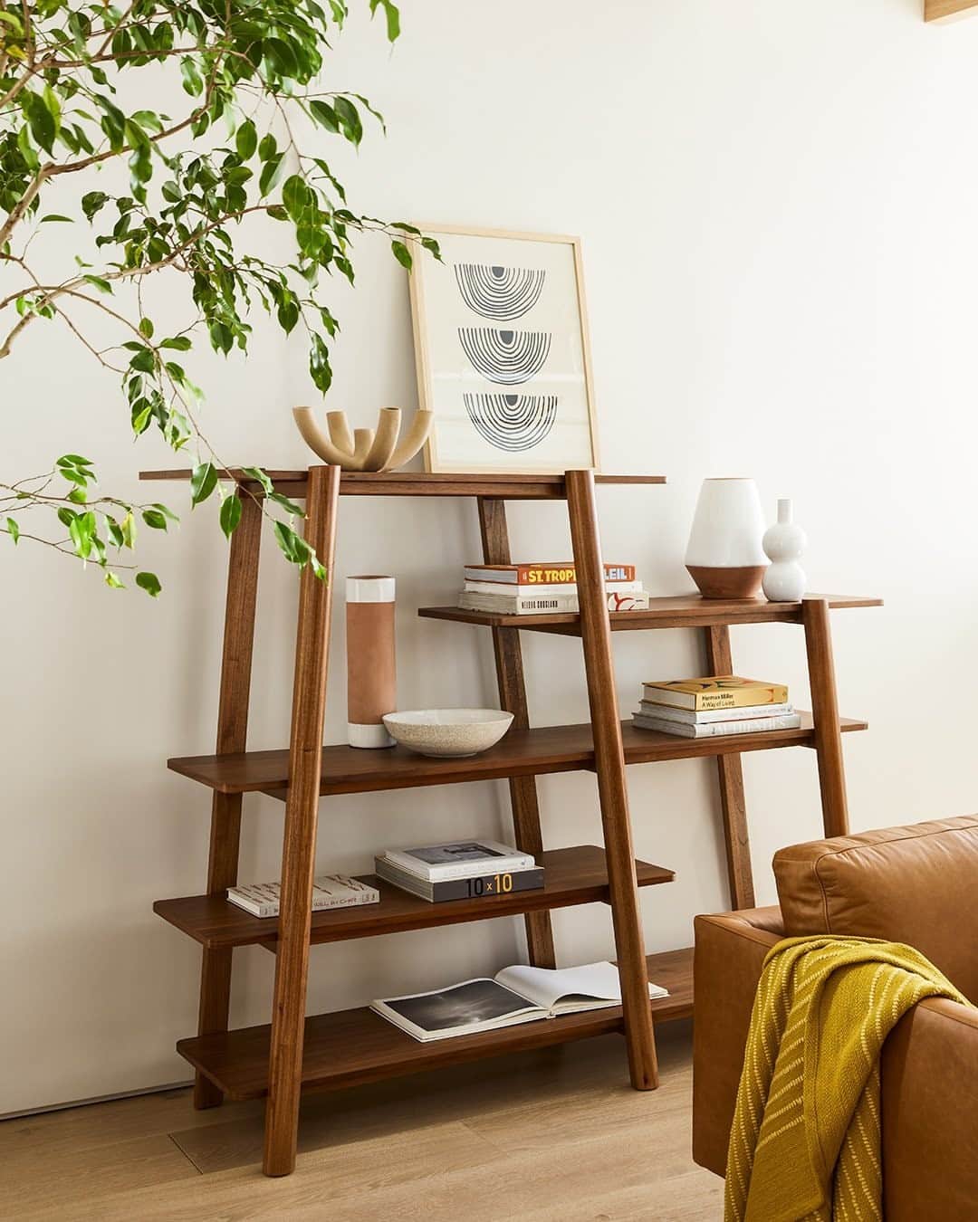 west elmさんのインスタグラム写真 - (west elmInstagram)「Take your space to new heights with the Calgary Tiered Bookshelf — a striking piece on its own, but even better styled with your most-loved books, artwork, vases and more. Tap the link in our bio to shop this look!」2月9日 5時00分 - westelm