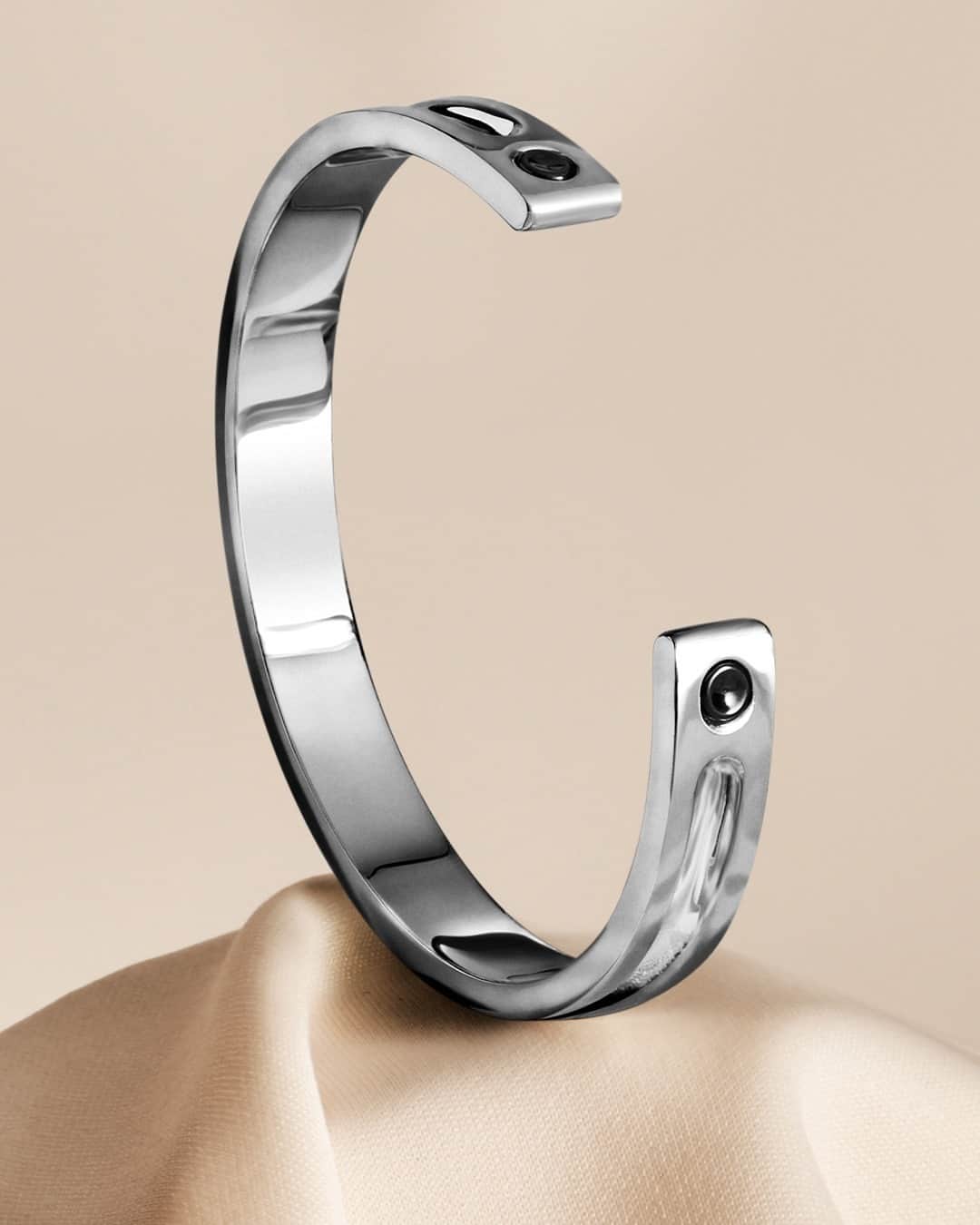 モバードのインスタグラム：「Our new men’s cuff bracelet in sterling silver offers the perfect token of love for that modern man in your life.  Also available in black and gold on Movado.com #MovadoJewelry」