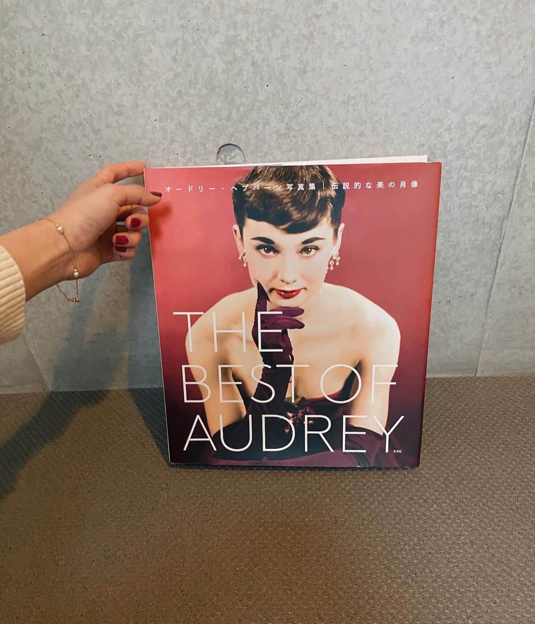 shihori.kathleenのインスタグラム：「素敵なお方からもらったプレゼント 〝THE BEST OF AUDREY〟🌹🦢」