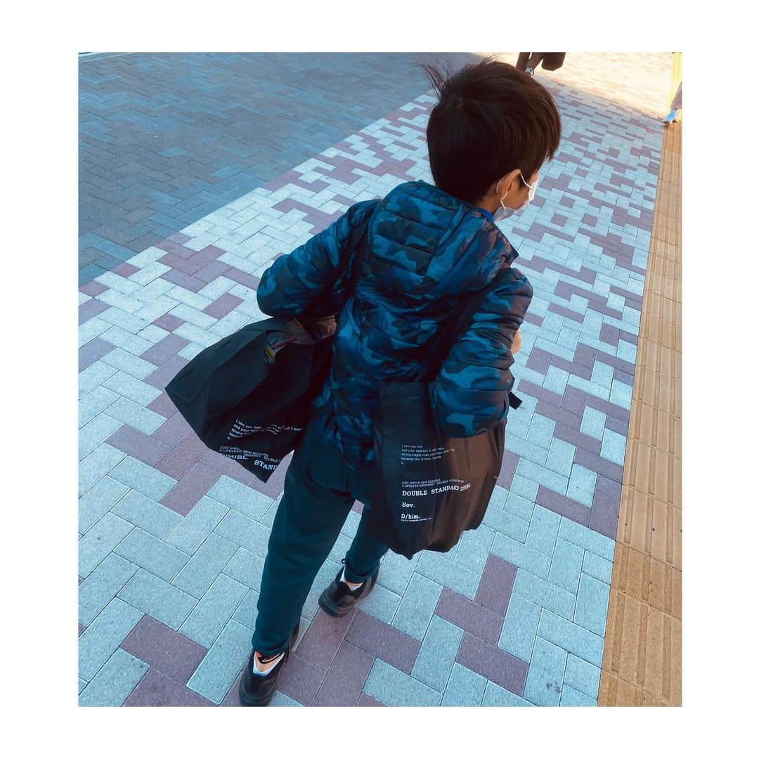 鈴木紗理奈さんのインスタグラム写真 - (鈴木紗理奈Instagram)「天気のいい日は散歩。 ついでに寄ったスーパーの荷物を ママ持てるよって言っても 全部リオトが持ってくれる。 よ‼︎素敵❤︎  #riototomama」2月9日 14時27分 - munehirovoice