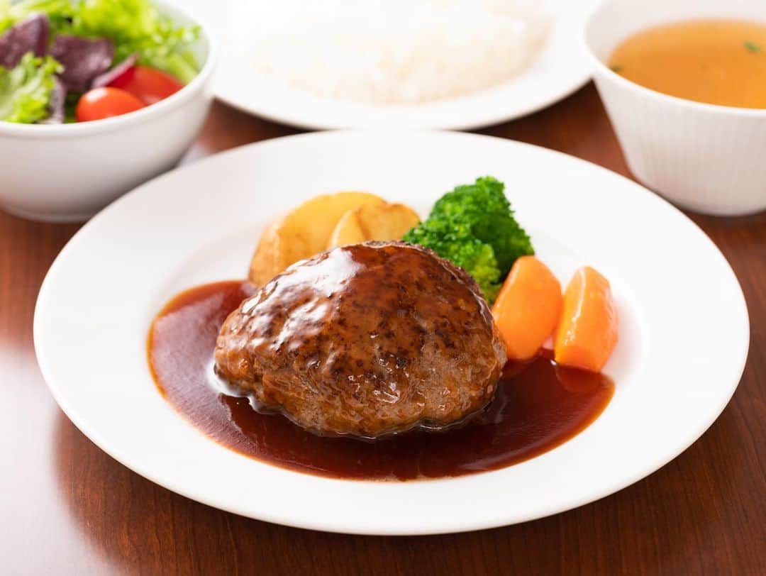 KAUKAU/カウカウハワイさんのインスタグラム写真 - (KAUKAU/カウカウハワイInstagram)「ワイキキに新店オープン📣 2月10日(水)に、とんかつ銀座梅林の姉妹店「洋食銀座梅林」 @yoshoku_ginza_bairin がオープンします！ 昔懐かしいオムライスやお肉ほろほろのビーフシチュー、お肉の旨味満載なハンバーグステーキなど、日本人に馴染みのある美味しい洋食が楽しめます🍽 🔔ここでハワイ在住の方に嬉しいキャンペーン！ 2月10日〜3月31日まで、ワイキキ、アラモアナ、マッカリー地区にお住まいの方はハワイのステートID、または免許証をご提示で店内飲食15%OFF！（通常のカマアイナは10%OFF） . インスタグラムアカウントもあるので是非皆様フォローして、最新情報をチェックしてくださいね😆 @yoshoku_ginza_bairin  日本の方は次のハワイの行きたいリストに追加ですね☝🏼🌟 詳しいメニューなどは最新のストーリーから！  #Hawaii #hawaiirestaurant #food #EatHawaii #HawaiiCoupon  #KAUKAU #KAUKAUHawaii #pr #ハワイグルメ #ハワイ観光 #ハワイおすすめ #ハワイご飯 #ハワイごはん #ハワイランチ #ハワイディナー #ハワイクーポン #ハワイ情報 #ハワイおすすめレストラン #YoshokuGinzaBairin #GinzaBairin #Yoshoku #newrestaurant #洋食銀座梅林 #とんかつ銀座梅林 #ハワイ新店舗 #ハワイ新レストラン」2月9日 14時29分 - kaukau_hawaii