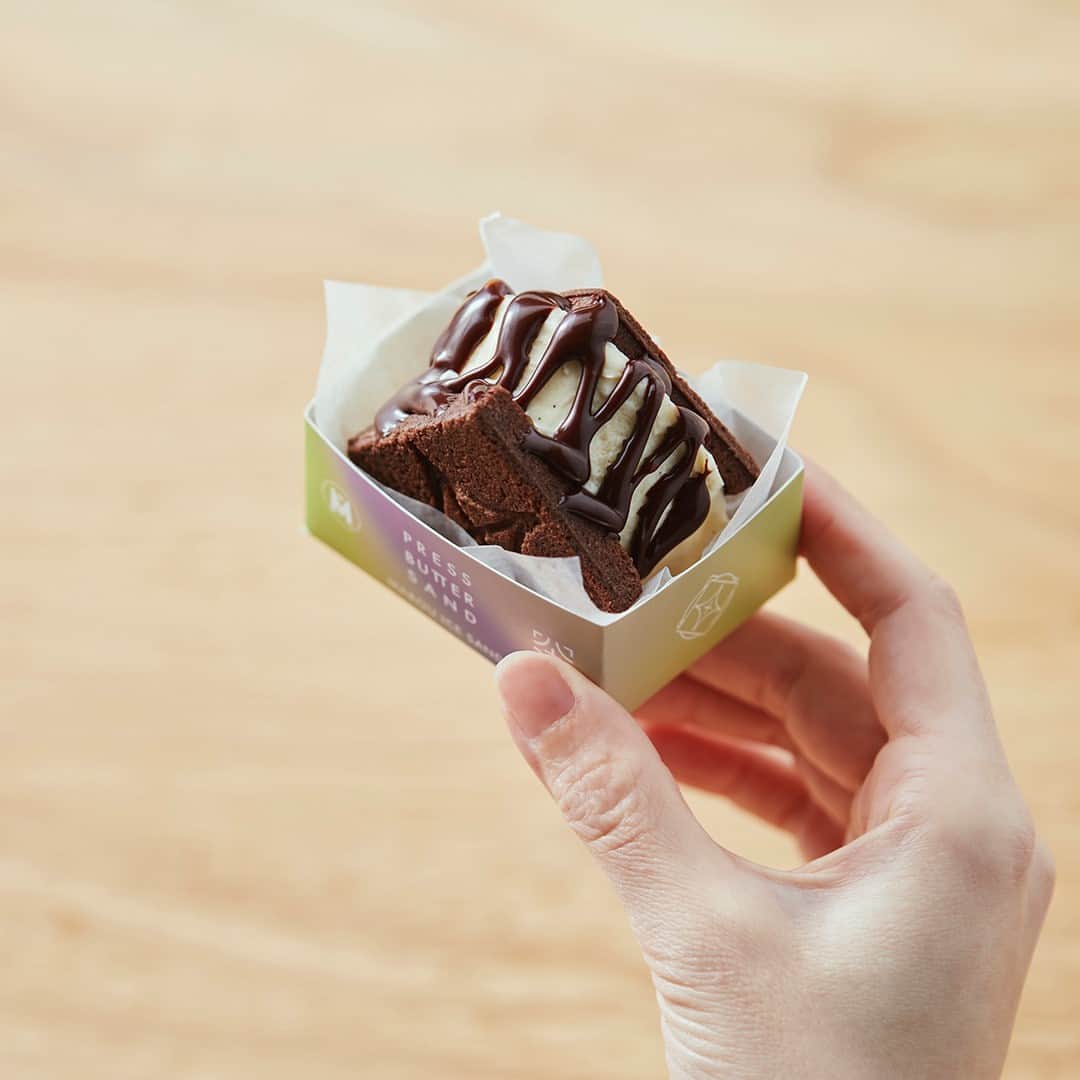 PRESS BUTTER SANDさんのインスタグラム写真 - (PRESS BUTTER SANDInstagram)「MAROUのチョコレートを使用したチョコレートキャラメルソースをトッピングした「MAROUアイスサンド〈バニラ〉」。クッキー生地でサンドしたまろやかなバニラアイスが、チョコレートキャラメルソースの味わいを引き立てます。  横浜髙島屋バレンタイン催事「アムール・デュ・ショコラ」にて、1日100個限定で販売中です。「MAROUアイスサンド〈チョコレート〉」も1日100個限定で同時販売中。ぜひ2つのフレーバーの食べ比べもお楽しみください。  【商品概要】 ■MAROUアイスサンド〈バニラ〉¥550(税込) ■MAROUアイスサンド〈チョコレート〉¥605(税込)  ▶︎販売店舗：横浜髙島屋8階特設会場「アムール・デュ・ショコラ」PRESS BUTTER SAND POPUPショップ  《販売期間》 2021/1/27(水)〜2/14(日) *それぞれ1日100個限定のため、各日無くなり次第終了。」2月9日 14時40分 - pressbuttersand