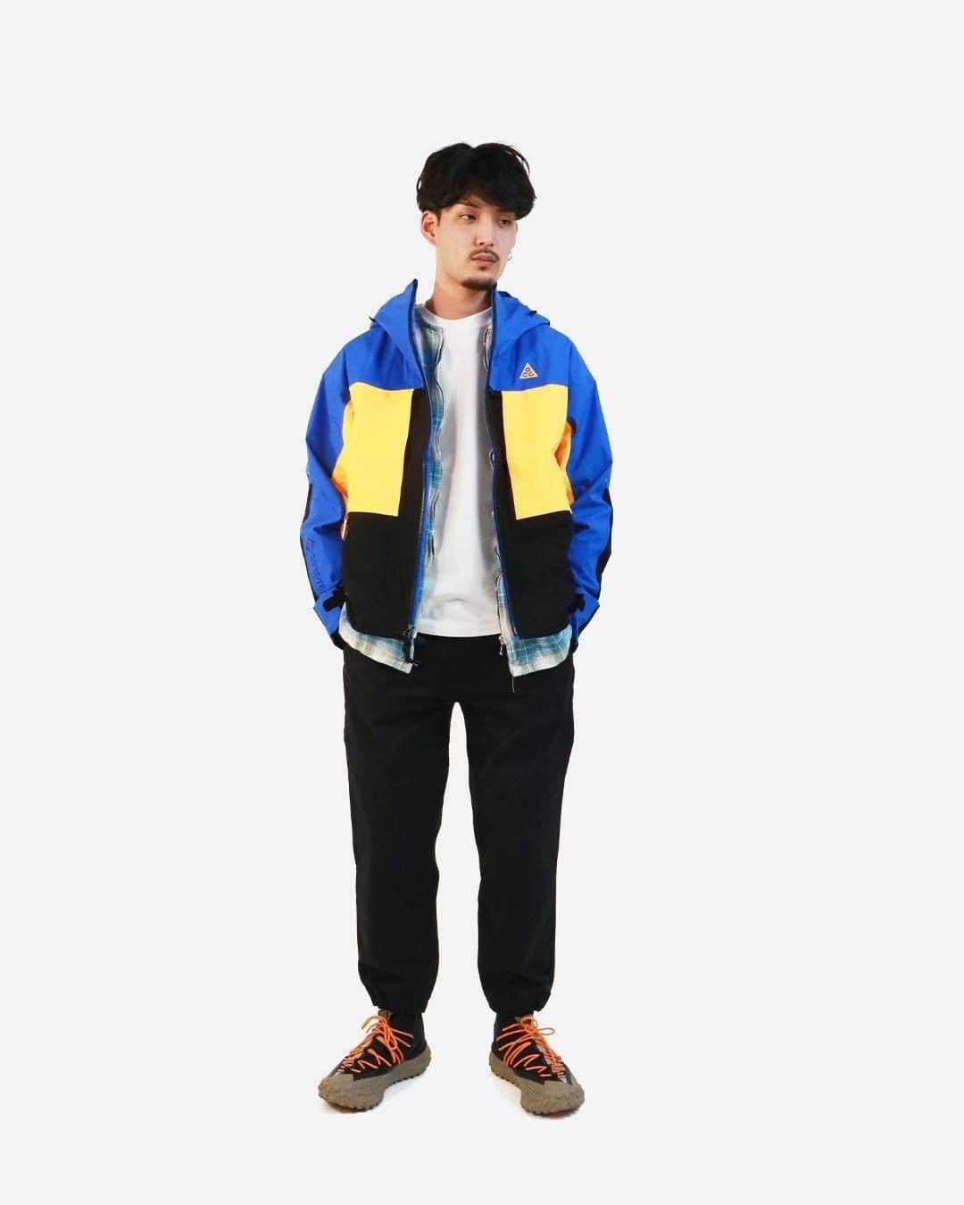 A+Sのインスタグラム：「2021 .2 .11 (thu) in store ■SP21 NIKE ACG COLLECTION オレゴン州のロッククライミングスポットであるスミスロックと水面が美しいクレーター湖を探訪した実体験をインスピレーションに開発されたギア。SP21シーズンではクレーター湖の澄み切った鮮やかなブルーをキーカラーに"サスティナブル"なプロダクトを展開。  今シーズンA+Sでは"サスティナブル"をリユースと解釈し古着をワンポイントに取り入れたスタイルを提案。ACGプロダクトの柔軟な多用性を表現しました。  ■NIKE NRG ACG GORE-TEX JACKET COLOR : HYPER ROYAL SIZE : S - XL PRICE : ¥55,000 (tax incl.)  ■NIKE NRG ACG TRAIL PANT COLOR : BLACK SIZE : S - 2XL PRICE : ¥13,200 (tax incl.)  ■NIKE ACG MOUNTAIN FLY LOW COLOR : FOSSIL STONE SIZE : 25.0cm - 29.0cm ,30.0cm PRICE : ¥22,000 (tax incl.)  MODEL : 178cm  #a_ands  #NIKE #ACG  #AllConditionGear  #GORETEX  #OREGON  #SMITHROCK  #SMITHROCKSTATEPARK  #MOVETOZERO  #SUSTAINABLE  #SUSTAINABILITY  #OLDCLOTHES」