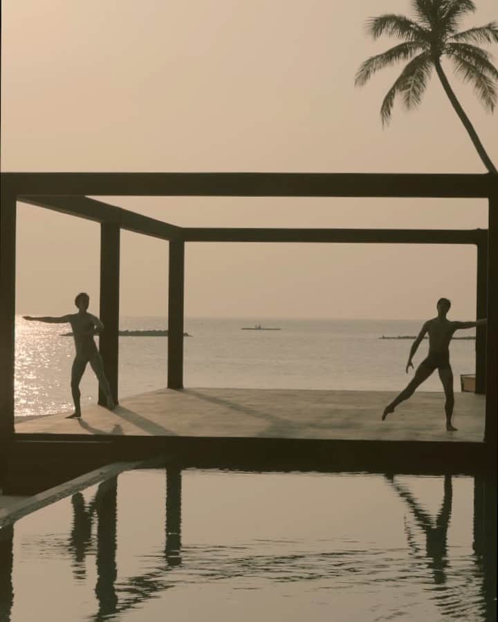 Velaa Private Islandのインスタグラム：「The marvellous @julianmackay and @_xander warming up as the Maldivian sun sets. Watch this space... #HeavenOnEarth #VelaaMoments #VelaaPrivateIsland」