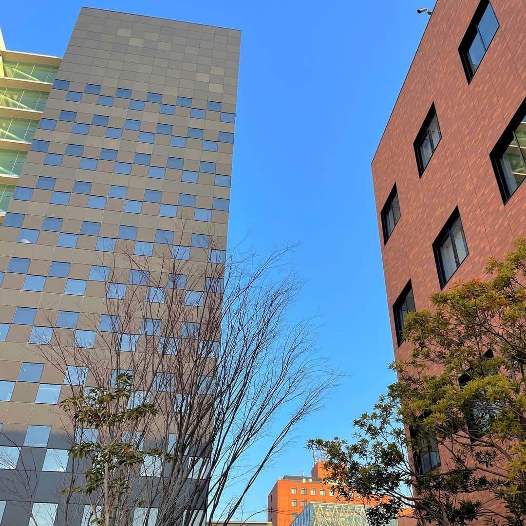 近畿大学総務部広報室のインスタグラム：「#beautifulbluesky  #building1 and #building18   #kindaiuniversity #higashiosaka campus  #近畿大学 #東大阪キャンパス  #18号館 #青空」