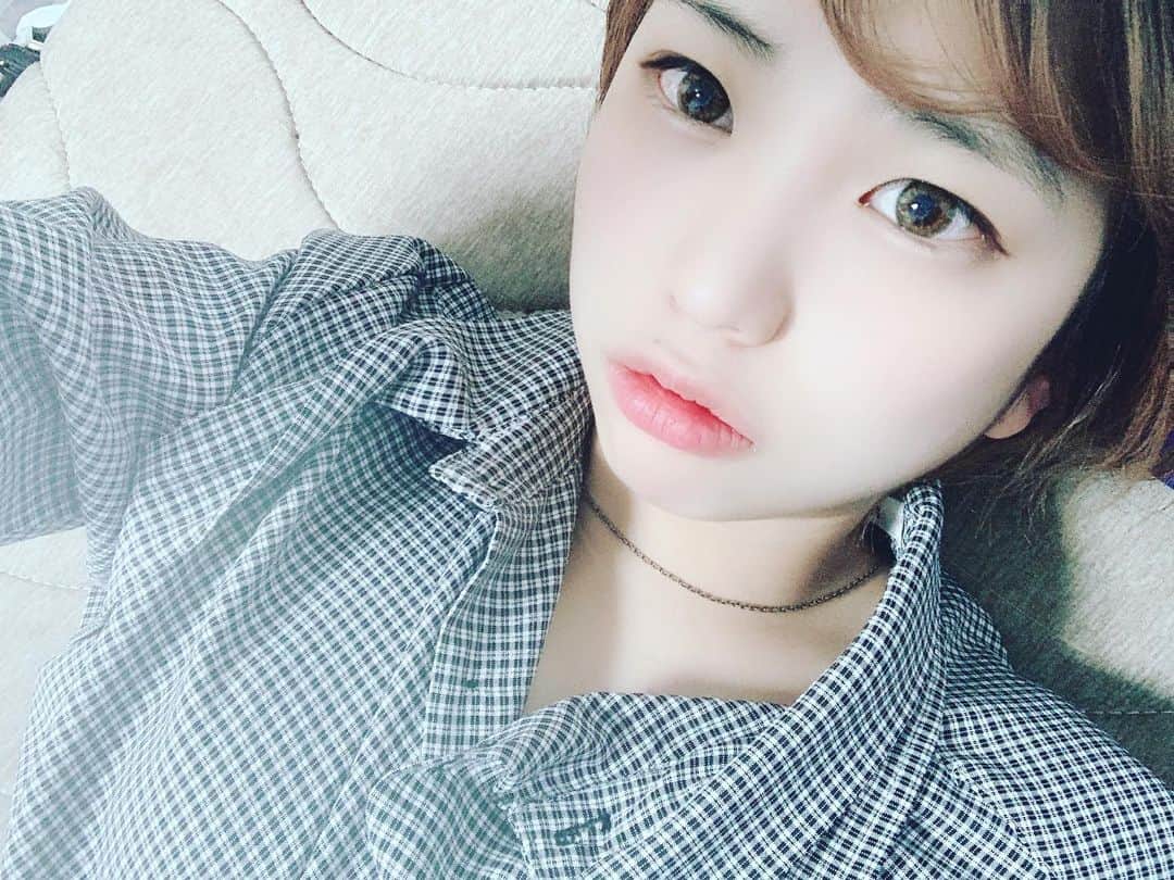 高杉麻里のインスタグラム：「お酒飲み続けた日 案の定二日酔いからの三日酔い🙄  数日間ほんと笑い続けた気がする😂  昨日はお休みで、推しを見続け一日が終わりました🤦‍♀️  今日からまた連勤開始です( ¨̮ )  12時~ラストまでいます！ 遊び来てください！  1日ぶりのお酒ください！笑  お待ちしてます😂  #新宿 #西新宿 #小滝橋通り #ガールズバー #ポケパラ関東 #ポケパラブログ #ポケパラ #ダーツ #カラオケ #飲み放題」