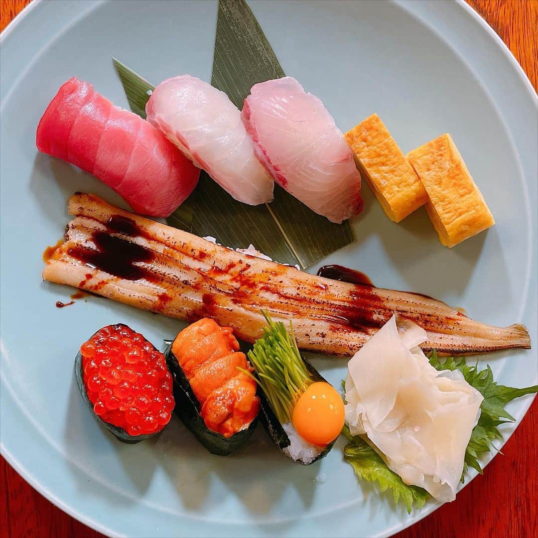 新井愛瞳のインスタグラム：「＊ ご飯の写真も。 先日放送になった特番でいただいたお寿司。 いろは寿司さんにて梅酒もいただきました。 とっても美味しくて、幸せな時間でした。  #いろは寿司」