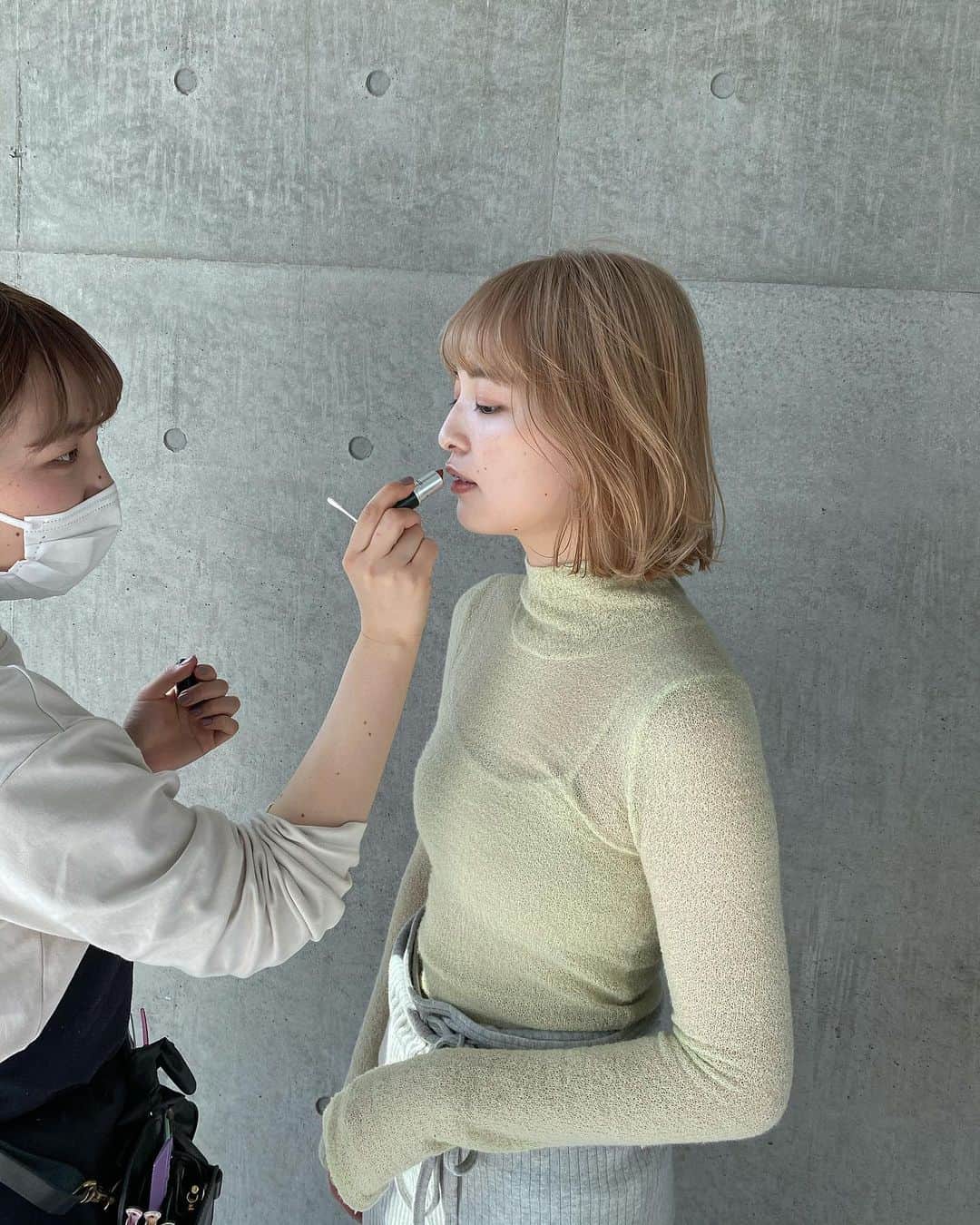 馬場一馬のインスタグラム：「撮影のメイク💄は @tr_natsumi0809  が担当しました。 もうすぐJr.スタイリストの大宮さんは、ガッツがあって仕事に対して貪欲なタイプ。とにかくガッツがあって毎日練習をしてる。今までたくさんの美容師さんを見てきたけど、その中でもコミュニケーション能力がめちゃくちゃ高く、優しい性格で人気者になれる素質がたくさん👀 楽しみにしてるよ〜〜✌🏻 #大宮なつみ#未来のカリスマ」