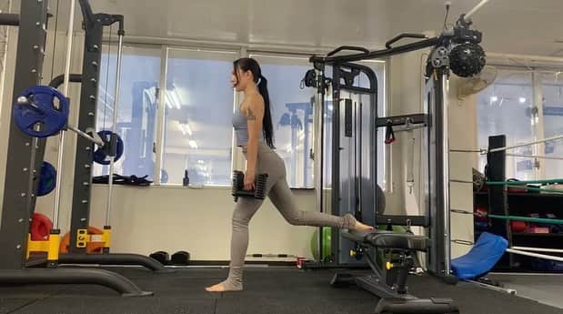 LuCyCoのインスタグラム：「🦖🦖🦖🦖  ３１歳目前にして パーソナルトレーニングをはじめた  重り系のトレーニング。  つ、つらい！  手と脚が震えて その姿はまるでティラノサウルス🦖  小鹿どころじゃない ガオガオー  @seiya.okinawa  きっついことさらっと言ってくるけど実は優しい先生  そして褒め上手🥺🤞  @asukigym  ではキックボクシングもできます！  トレーニングがんばって続けて、健康でつよい、 ビューティホー！な身体目指すぞ〜  👙tops/pants @lee.che.1   #Repost @seiya.okinawa  ・・・ 担当お客様紹介 『 @lucyco_poledancer 』  "poledancer" "柔軟の先生"  カラダを扱うプロの方も通っていただいています🙌🏻  体重などの数値での痩せているではなく、 『より魅せるカラダ』を目指してパーソナルトレーニング中です😆  「美は努力して手に入れる｣  ---------- #沖縄 #okinawa  #沖縄ジム #沖縄サロン #ボディメイクサロン  #パーソナルトレーニング #パーソナルトレーナー #ダイエット #diet  #ボディメイク #bodymake #フィットネス #fitness  #ワークアウト #workout  #アスキジム #asukigym  #ジム #美脚 #美尻 #腹筋 #ダイエット記録 #美ボディ #食べて痩せる #美容 #健康 #魅せる身体作り」