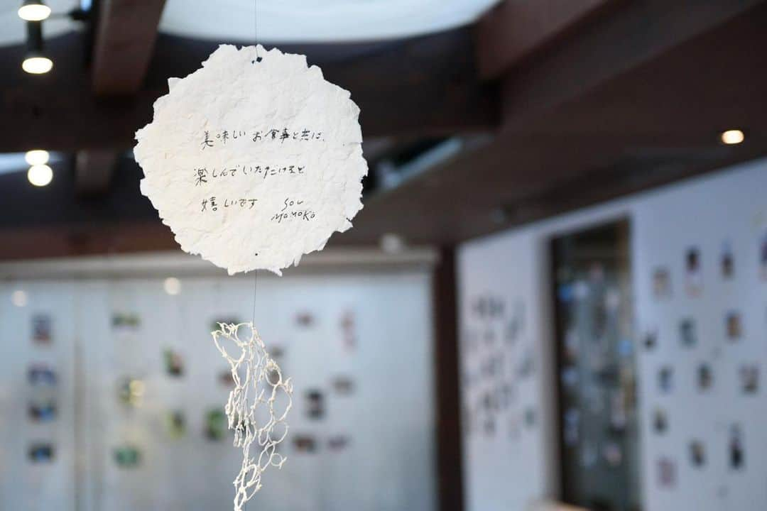 メゾン・ド・タカ芦屋さんのインスタグラム写真 - (メゾン・ド・タカ芦屋Instagram)「⭐︎  wedding reportを更新いたしました🌿  2020秋　  “笑顔あふれるアットホームなパーティ“ を目指して準備をすすめてこられたSさん＆Mさん。  「ゲストに笑ってもらいたい」  「メゾンドタカの食事を楽しんでもらいたい」　  「私たちふたりのことを知ってもらいたい」  と、溢れる想いを、ふたりのアイディアで素敵に表現されました。  ぜひお二人の結婚式の一日をご覧ください。  ☑️プロフィールのＨＰアドレスへアクセスください  *:.＊.:*:｡2020.−◯-◯–wedding*:.＊.:*:｡  #gardenwedding  #restaurantwedding  #メゾンドタカ芦屋  #メゾンドタカ  #maisondetaka」2月9日 14時56分 - maisondetaka_wedding