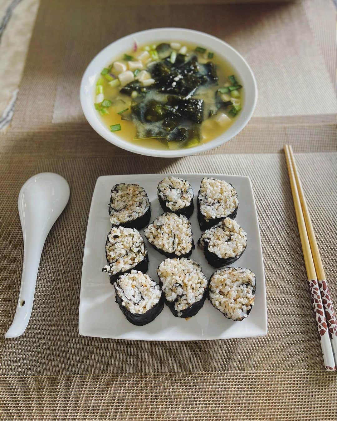 林俊傑のインスタグラム：「Mom’s handmade sushi! 媽媽做的壽司！幸福！  #beyondmichelinstars #goodtobehome」