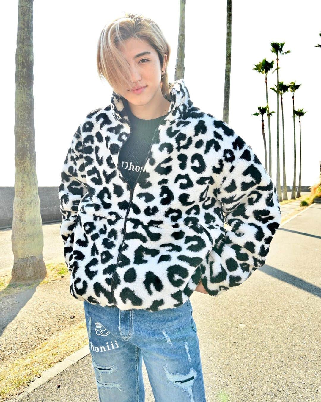 原田デイビッドのインスタグラム：「Leopard boi 🐆   "How much wood would a woodchuck chuck if a woodchuck could chuck wood?🤔  @dhoniii_official   #dhonii #leopard #leopardprint #jacket #zipup #fur #beach #mensfashion #mensstyle #denim #ocean #fashon #model #asianguy #asianmodel #アウター  #アウターコーデ  #ファッション #デニム  #海 #ジャケット  #メンズファッション #メンズ」