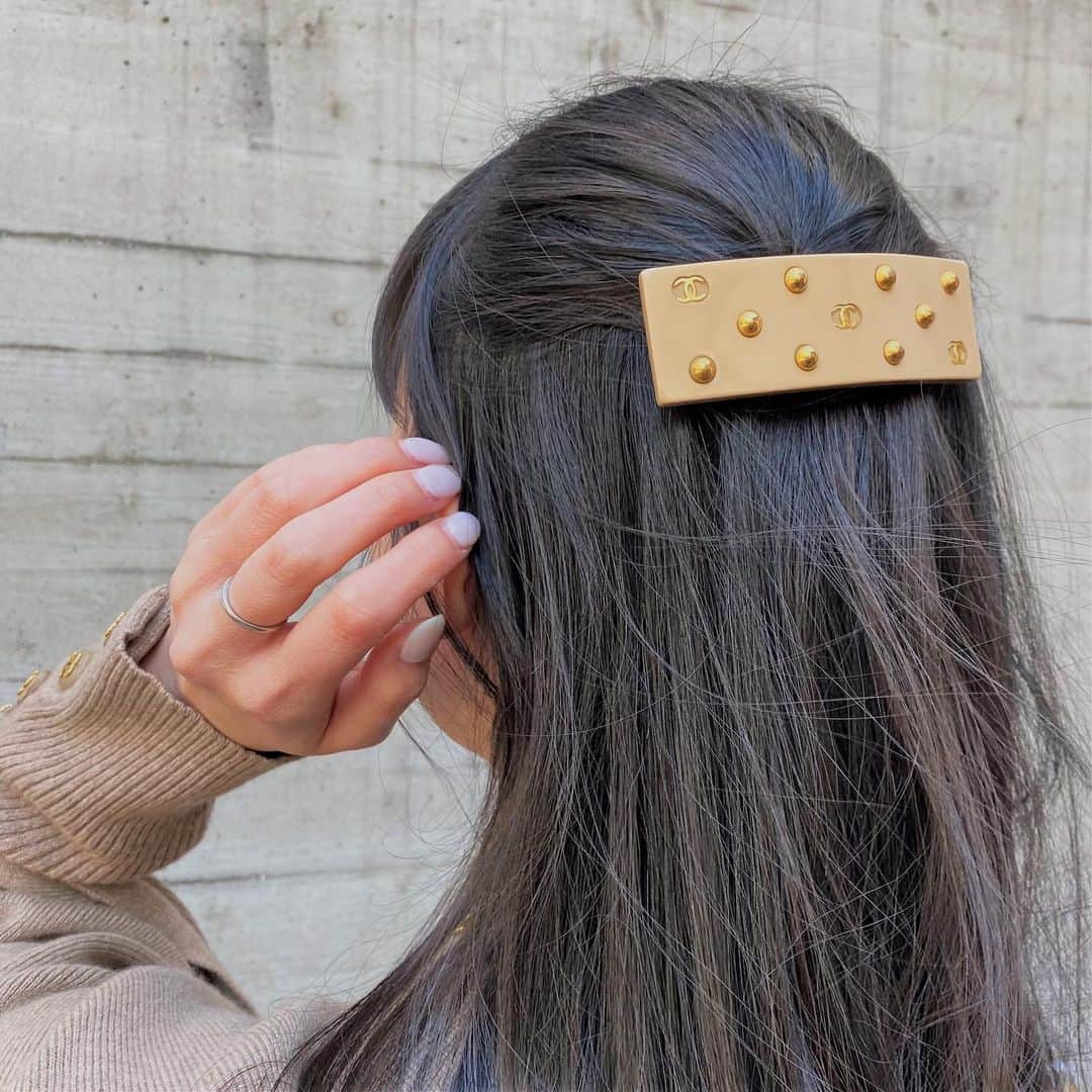 Vintage Brand Boutique AMOREさんのインスタグラム写真 - (Vintage Brand Boutique AMOREInstagram)「Vintage Chanel hair clip.  Available Online for Purchase🛒 Search Code : AO31759  Free Shipping Worldwide 📩DM for more info and pricing  ➡️info@amorevintagetokyo.com   #VintageChanel #chanelhairclip #ChanelAccessories #amoretokyo #chanel」2月9日 14時55分 - amore_tokyo
