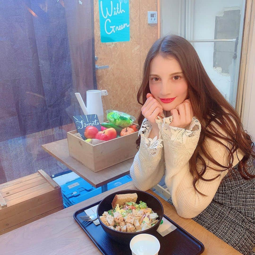 大濠ハンナのインスタグラム：「おいし〜いサラダ🥗をたべて健康目指し中〜😋うま〜🎵🎵 #サラダ #salada #ぶらり散歩」