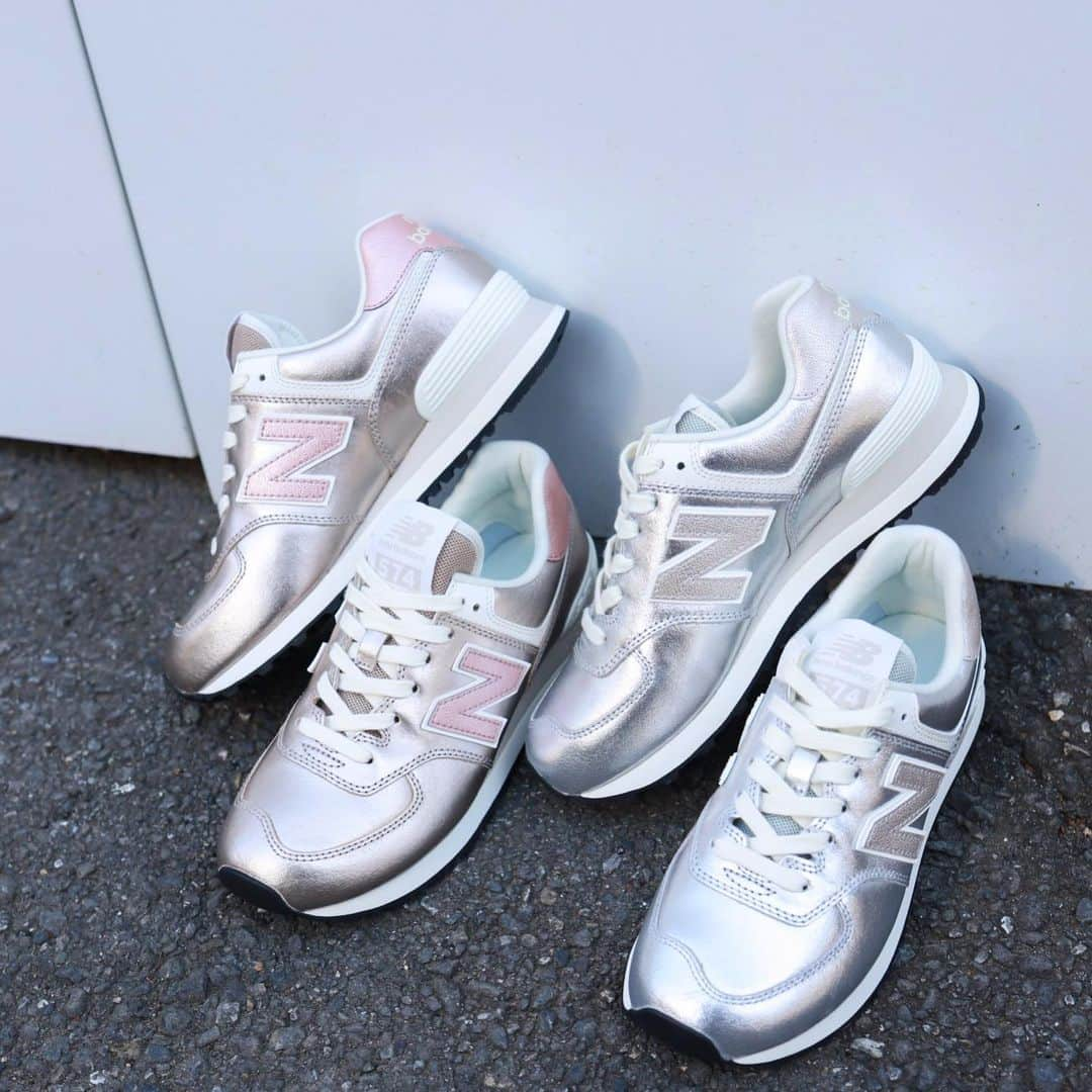 アトモスガールズ/atmos girlsのインスタグラム：「. NEW BALANCEから、WL574 PM2が登場😻💋  ロングセラーで人気✨となっている アイコニックモデル「574」のディテールをメタリックアクセントで印象的に演出したウィメンズモデルの新作商品となっております☺︎🌈  2021 S/S🌸のトレンドにぴったりハマるメタリックカラーなので、 春先のお洋服のポイントとしても大活躍間違いなし😆🔥  2/10(WED)より発売開始。是非お見逃しなく😘  #atmos#atmospink#atmostokyo #アトモス#アトモスピンク#アトモストウキョウ #newbalance #newbarance574 #ニューバランス#ウィメンズ #wl574 #shoes #ladys #シューズ#シューズ女子#fashion #streetfashion #harajuku #原宿#tokyo#トウキョウ #🌸🌸🌸 #spring #streetstyle #ストリートスタイル#springfashion #スプリング #ladysfashion #セットアップコーデ#メタリックカラー」