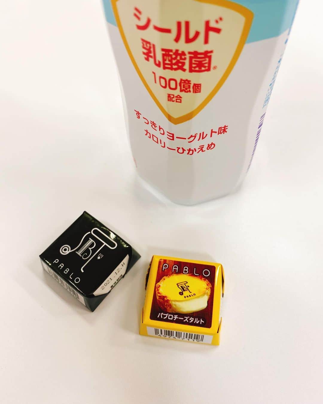 倉田雅世のインスタグラム：「おやつ。たしかにチーズ！ #チロルチョコ #パブロチーズタルト」