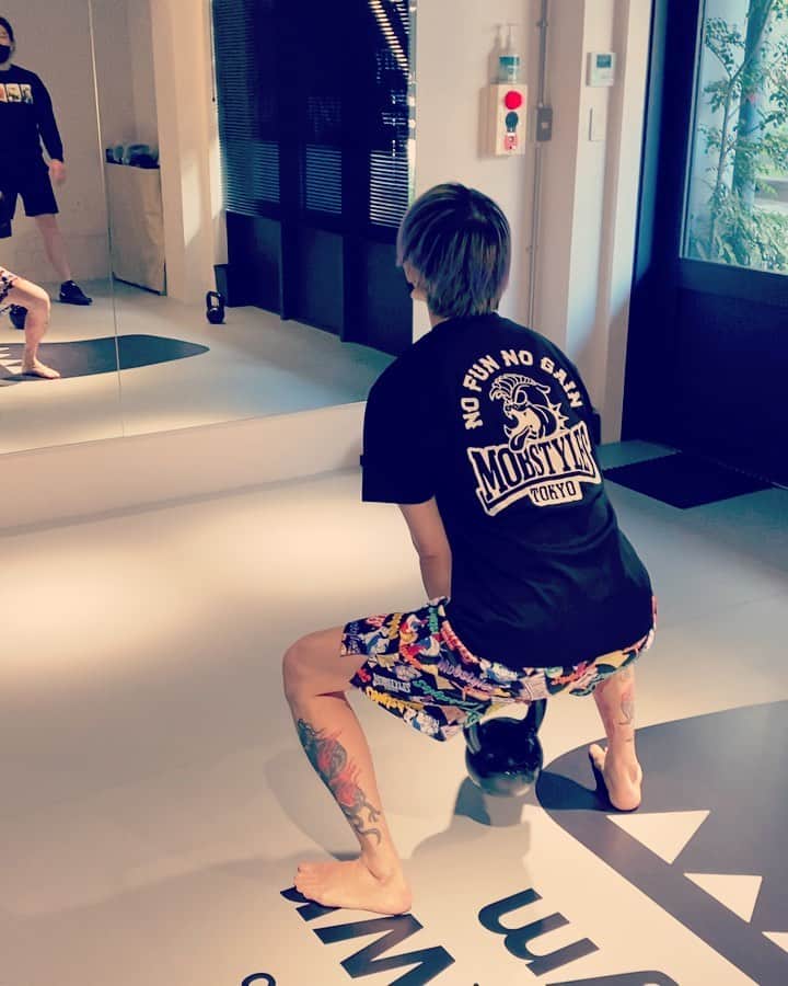 のインスタグラム：「朝４時までAPEXやったあとにやることじゃないシリーズ  昔、同じジムだった方がプライベートジム作ったということで遊びにいってきました。 とりあえず筋トレスイッチは入ったよ。」