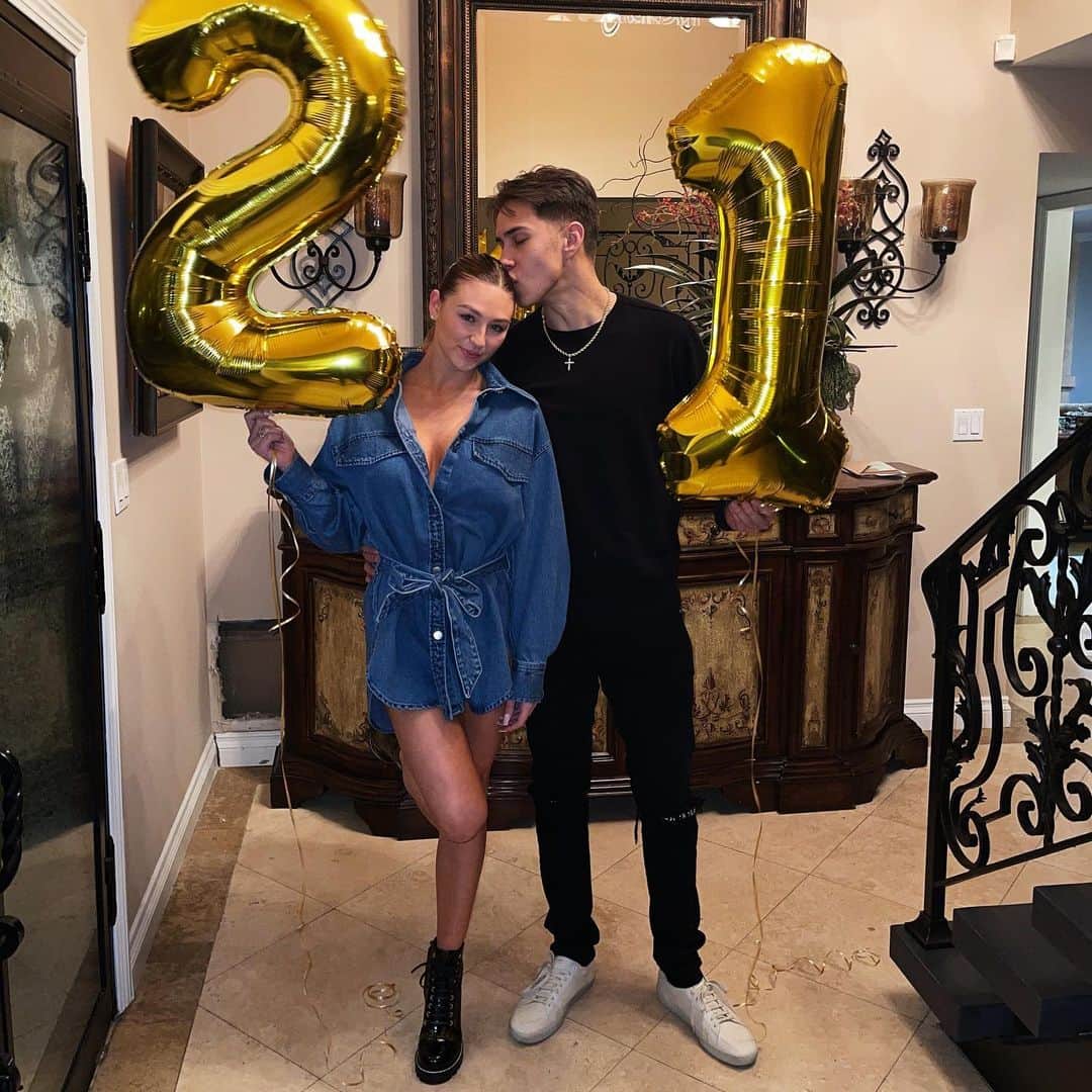 オータム・ミラーのインスタグラム：「21 ily baby 🍾♾」