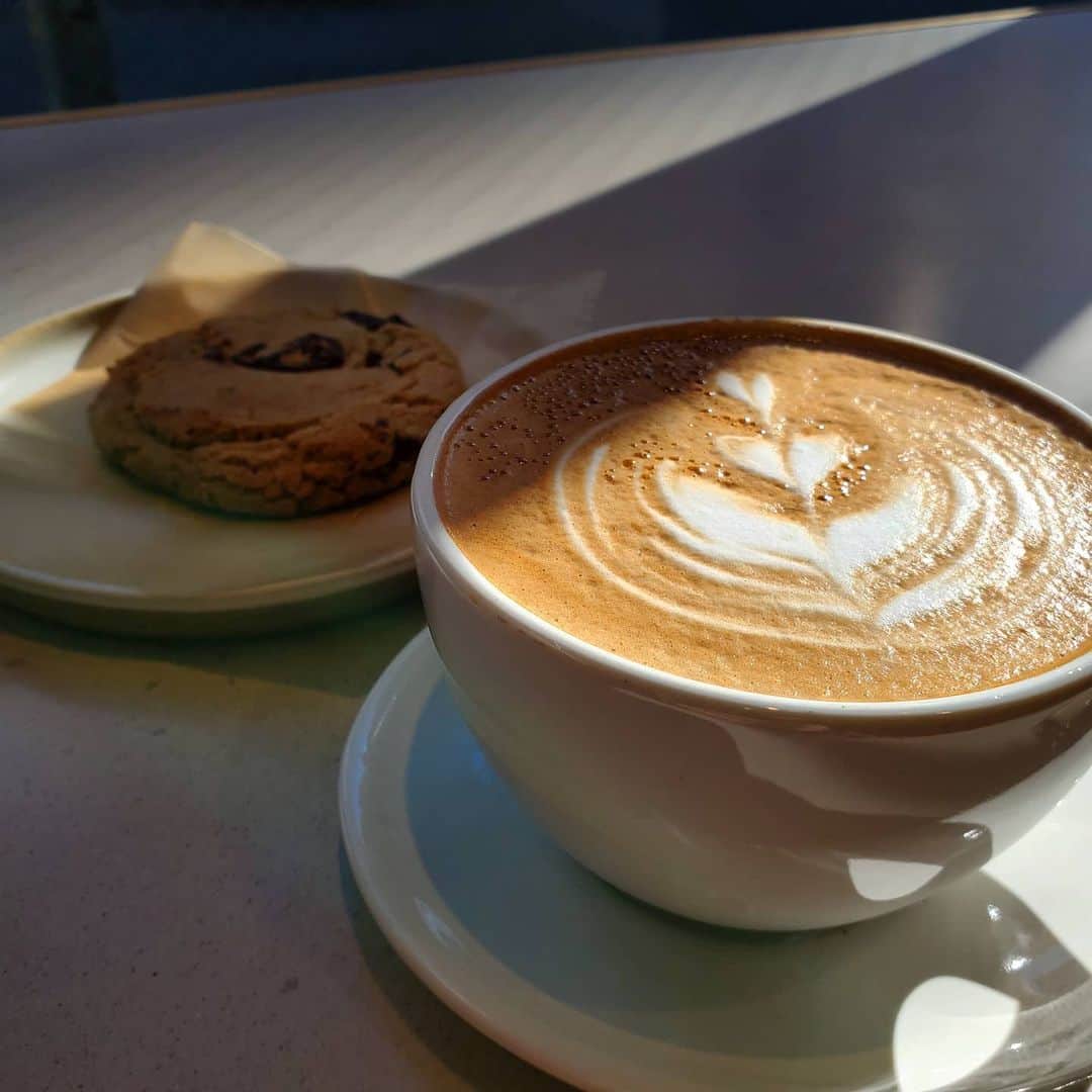 大井健のインスタグラム：「リハーサル終わり  今日はラテ  チョコ好きです5  #チョコスタグラム #カフェスタグラム #bluebottlecoffee」