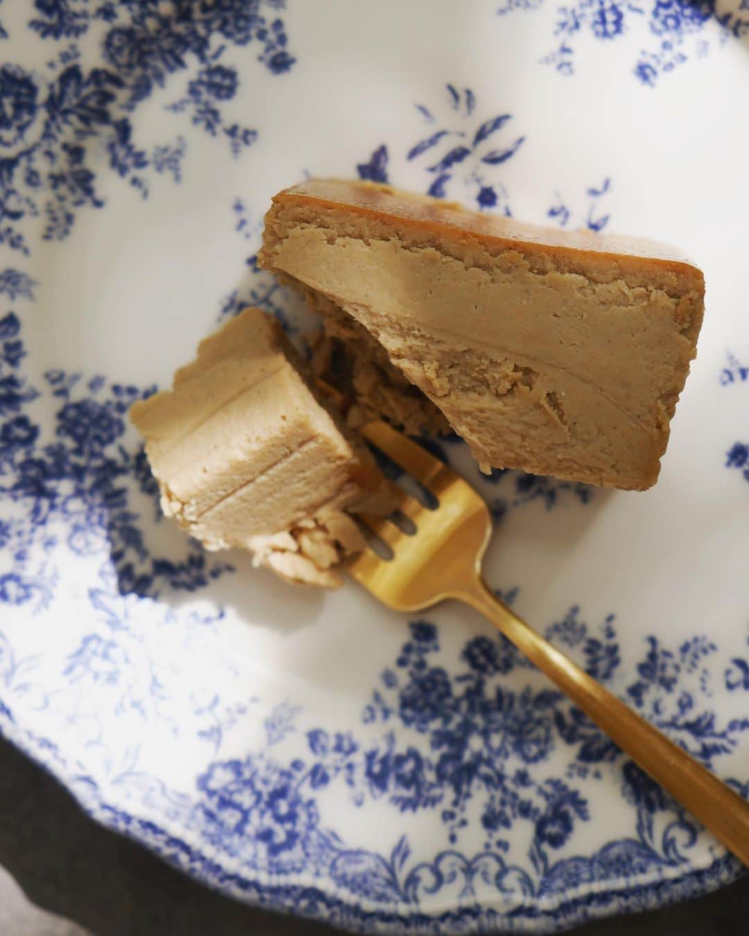 武智志穂さんのインスタグラム写真 - (武智志穂Instagram)「毎シーズン、新しいフレーバーをとてもとても楽しみにしている @mr.cheesecake.tokyo 🥄 キャラメル風味のチョコレートとヘーゼルナッツとほうじ茶のハーモニー。 レモンピールの爽やかな酸味が良い仕事してる。 全解凍して常温に戻して、とろとろでいただきま〜す☺️  みなさんのおすすめお取り寄せスウィーツも教えてください💕」2月9日 15時16分 - shiho_takechi
