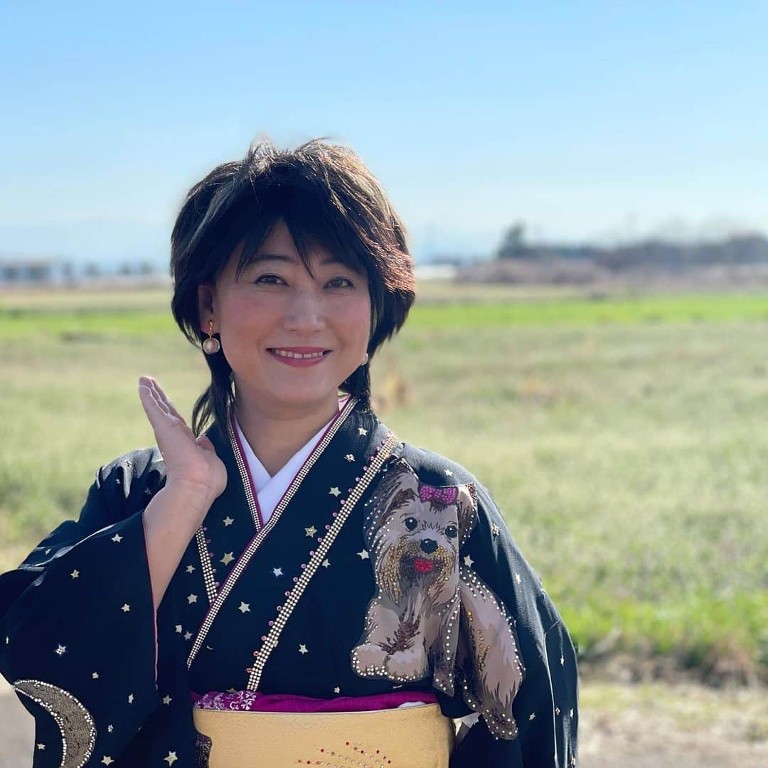 水谷千重子さんのインスタグラム写真 - (水谷千重子Instagram)「本日は熊本でお花業界の皆さんとコロナ禍での生活今後のポジティブなお話しをきかせて頂きました🌸🌼🌺 やっぱりお花って素敵みるだけで幸せになるし明るくなる😄 千重子お花見ると楽しくなっちゃって子供のころやってた薔薇のトゲを鼻先にのっける遊びしちゃった😂 サイの真似って🦏 皆さんしなかった？みんなしないと言ってました😅😂😂 #熊本 #見本市 #薔薇農家さん #トゲ #サイ #お花のグッズ作るわ🌸 #西尾一男パーカー段取りしました！」2月9日 15時20分 - mizutanichieko