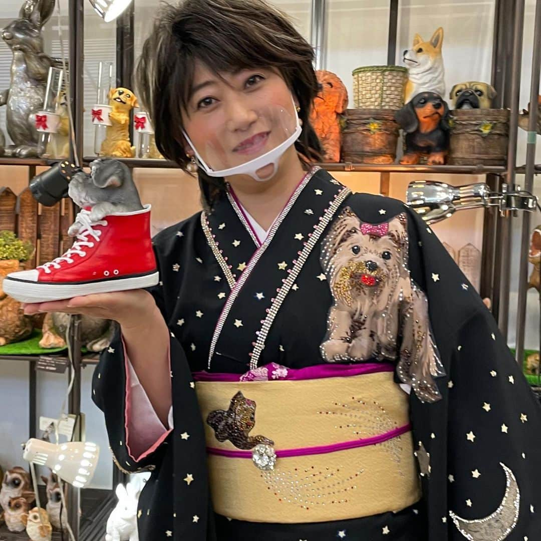 水谷千重子さんのインスタグラム写真 - (水谷千重子Instagram)「本日は熊本でお花業界の皆さんとコロナ禍での生活今後のポジティブなお話しをきかせて頂きました🌸🌼🌺 やっぱりお花って素敵みるだけで幸せになるし明るくなる😄 千重子お花見ると楽しくなっちゃって子供のころやってた薔薇のトゲを鼻先にのっける遊びしちゃった😂 サイの真似って🦏 皆さんしなかった？みんなしないと言ってました😅😂😂 #熊本 #見本市 #薔薇農家さん #トゲ #サイ #お花のグッズ作るわ🌸 #西尾一男パーカー段取りしました！」2月9日 15時20分 - mizutanichieko