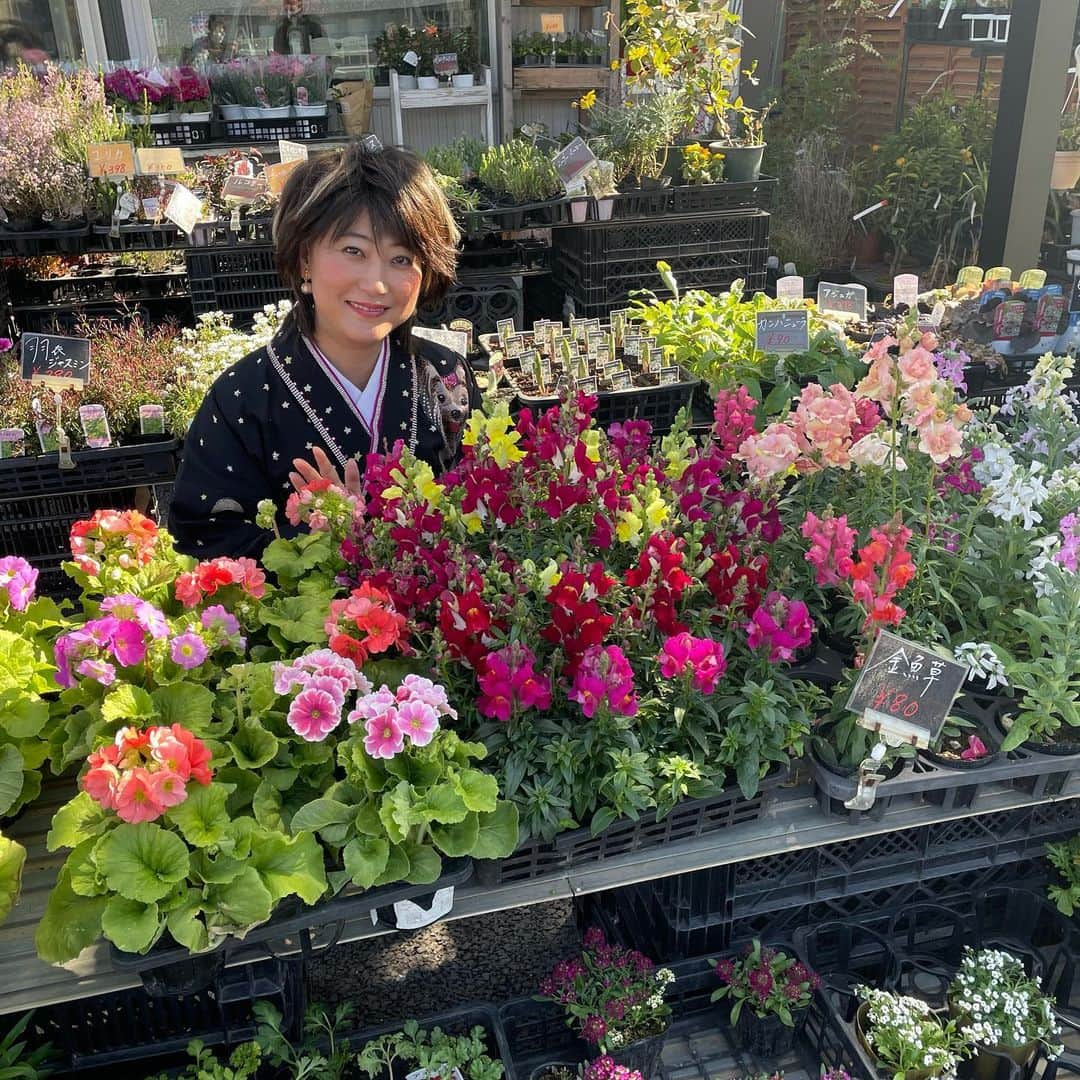 水谷千重子さんのインスタグラム写真 - (水谷千重子Instagram)「本日は熊本でお花業界の皆さんとコロナ禍での生活今後のポジティブなお話しをきかせて頂きました🌸🌼🌺 やっぱりお花って素敵みるだけで幸せになるし明るくなる😄 千重子お花見ると楽しくなっちゃって子供のころやってた薔薇のトゲを鼻先にのっける遊びしちゃった😂 サイの真似って🦏 皆さんしなかった？みんなしないと言ってました😅😂😂 #熊本 #見本市 #薔薇農家さん #トゲ #サイ #お花のグッズ作るわ🌸 #西尾一男パーカー段取りしました！」2月9日 15時20分 - mizutanichieko