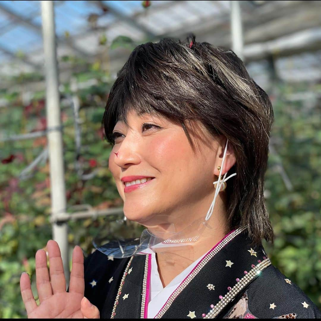 水谷千重子さんのインスタグラム写真 - (水谷千重子Instagram)「本日は熊本でお花業界の皆さんとコロナ禍での生活今後のポジティブなお話しをきかせて頂きました🌸🌼🌺 やっぱりお花って素敵みるだけで幸せになるし明るくなる😄 千重子お花見ると楽しくなっちゃって子供のころやってた薔薇のトゲを鼻先にのっける遊びしちゃった😂 サイの真似って🦏 皆さんしなかった？みんなしないと言ってました😅😂😂 #熊本 #見本市 #薔薇農家さん #トゲ #サイ #お花のグッズ作るわ🌸 #西尾一男パーカー段取りしました！」2月9日 15時20分 - mizutanichieko