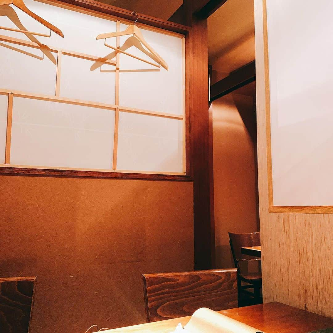 並川花連さんのインスタグラム写真 - (並川花連Instagram)「📍麻布タッカンマリ　@azabu.takkanmari1210   人生初のタッカンマリを食べに🇰🇷 まるまる一羽のタッカンマリは ボリュームがすごくて😳！ 選べるスープは火鍋に🔥  私激辛が大好きなもので 蒙古タンメン中本の北極の10倍しか食べないし、 CoCo壱のカレーも10辛が基準で それも辛くないくらい好きなのですが…  激辛評論家の山田進さん推奨の一味がね、 いつもお家でスパイスをかける感じの 気持ちでぶわーっとかけたら もう人生で初めてなくらい 噴火しました😂😂😂🔥  かける量がいつもと同じじゃ だめだったみたい。笑 お口ヒーハーしてお酒が進みました😅笑💦 気になる人は試してみてほしい。笑  半個室のお部屋も落ち着いていて ゆったりしあわせでした。☺︎♡  #麻布タッカンマリ #麻布十番グルメ  #六本木グルメ  #六本木ディナー #タッカンマリ」2月9日 15時21分 - kareurn