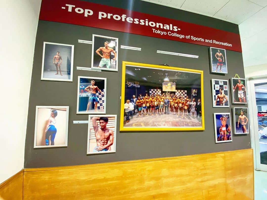 東京スポーツ・レクリエーション専門学校のインスタグラム：「月曜ボディメイク✨﻿ ﻿ TSRのトレーニングルームの前に﻿ 前回大会の写真を飾っています！﻿ ﻿ "学生が作りました📸🖼♫"﻿ ﻿ ボディメイク大会の様子が一目でわかる❗️﻿ ﻿ こんなアツくなれる学校他にあるかな？🤔﻿ ﻿ もっと知りたくなったらプロフィールの﻿ URLからホームページをチェック☝️」