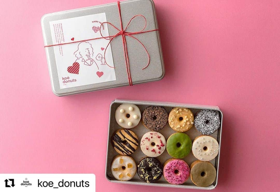 コエさんのインスタグラム写真 - (コエInstagram)「.﻿ ＼ 2.1(mon) on sale❤️valentine gift ／﻿ ﻿2月1日〜2月14日の期間限定で koe donutsクッキー缶のバレンタインパッケージを販売！  ○ koe donuts クッキー缶　¥1500+tax こだわりの食材を使用したオリジナルのブレンドで焼き上げた、 優しい甘さのエシカルなドーナツ型クッキー。 サクサク食感の自家製クッキーは、小さなドーナツがぎゅっと詰まったような見た目もかわいいギフトにもぴったりな商品です。  また、店頭受取り限定で事前予約を受付中！🍩 InstagramのDMまたは店舗までお電話ください。 （tel：‪075-748-1162）‬  ＊クッキー缶は1日の予約数に限りがございます。予めご了承ください。 ＊期間中、通常パッケージのクッキー缶は販売しておりません。  #koedonuts #koeethical #donutsinnovation #donuts #cafestagram #genic_cafe #genic_sweets #cafetour #kyotocafe #ethical #コエ #コエドーナツ #ドーナツ #エシカル #エシカルドーナツ #地産地消 #カフェ巡り #京都カフェ #京都カフェ巡り #関西カフェ #四条カフェ #隈研吾 #長場雄 #京都観光 #도넛 #バレンタインスイーツ #クッキー缶 #バレンタインギフト #valentinegift #cookies」2月9日 15時32分 - koe_official