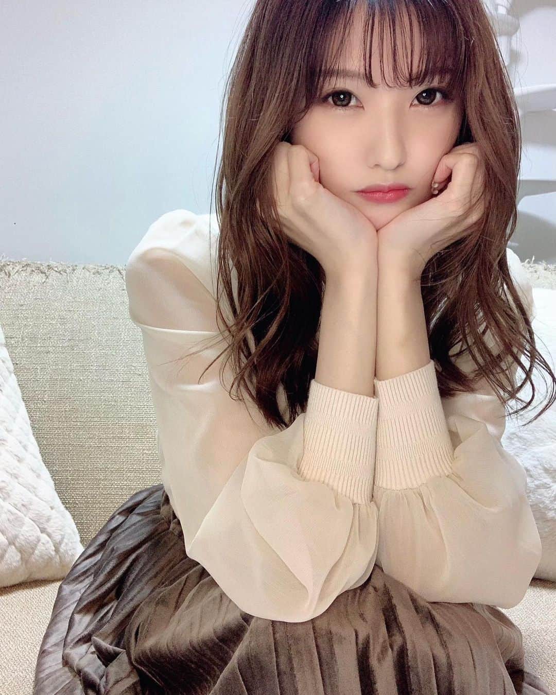 みはとのインスタグラム：「ビビさんとTikTok🐈 猫パンチされて失敗したけど おすすめ載れたみたいでフォロワーさんが増えている…🥺✨  通知が止まらなくてびっくりした。 嬉しいですありがとう🥺🥺🥺❤️  #猫とtiktok  #tiktok  #みてね  #プロフィールから飛べます  #インスタグラム  #曲なしになっちゃう #失敗  #猫パンチ  #爪は出てないよ #ねこぱんちダンス  #したかったんだ #おすすめ  #嬉しいな  #フォロー  #ありがとうございます💕  #フォローミー  #followｍe  #猫 #ねこ #ネコ  #猫tiktok  #猫すたぐらむ  #🐈❤️」