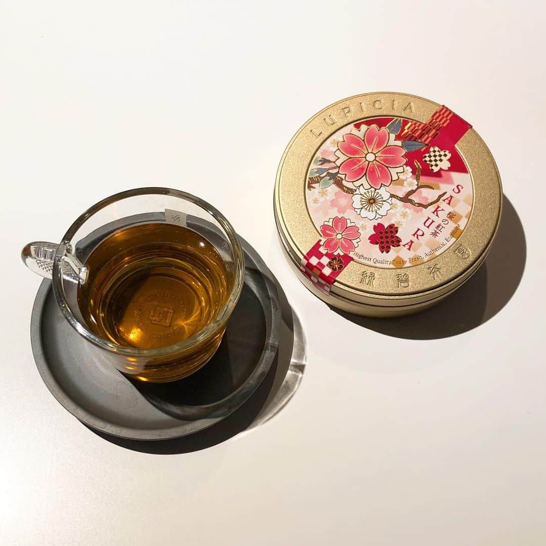steady.さんのインスタグラム写真 - (steady.Instagram)「.﻿ 世界のお茶専門店ルピシアから、﻿ 「桜のお茶」シリーズが 2月15日(月)より数量限定で発売！﻿ ﻿ 左から時計まわりに、﻿ シリーズを代表する紅茶「サクラ」、﻿ 桜の葉と苺の香りが調和する紅茶「サクラ&ベリー」、﻿ 清々しい風味の緑茶「サクラ・ヴェール」の3種類。﻿ ﻿ さっそく「サクラ」をいただいたのですが、 桜の葉の香りとほんのりとした塩味が とっても春らしくて🙆‍♀️🌸﻿ ﻿ 華やかなパッケージが可愛いので、 プレゼントにもぴったりです！﻿ ﻿ ﻿ 50gデザイン缶入 各¥1,150（税込）﻿ ﻿ #ルピシア #紅茶 #桜のお茶 #桜のお茶シリーズ #春 #サクラ #お茶 #紅茶 #お茶の時間 #おうち時間 #新商品 #雑誌ステディ #steady #steadymagazine #ステディ」2月9日 15時40分 - steady_tkj