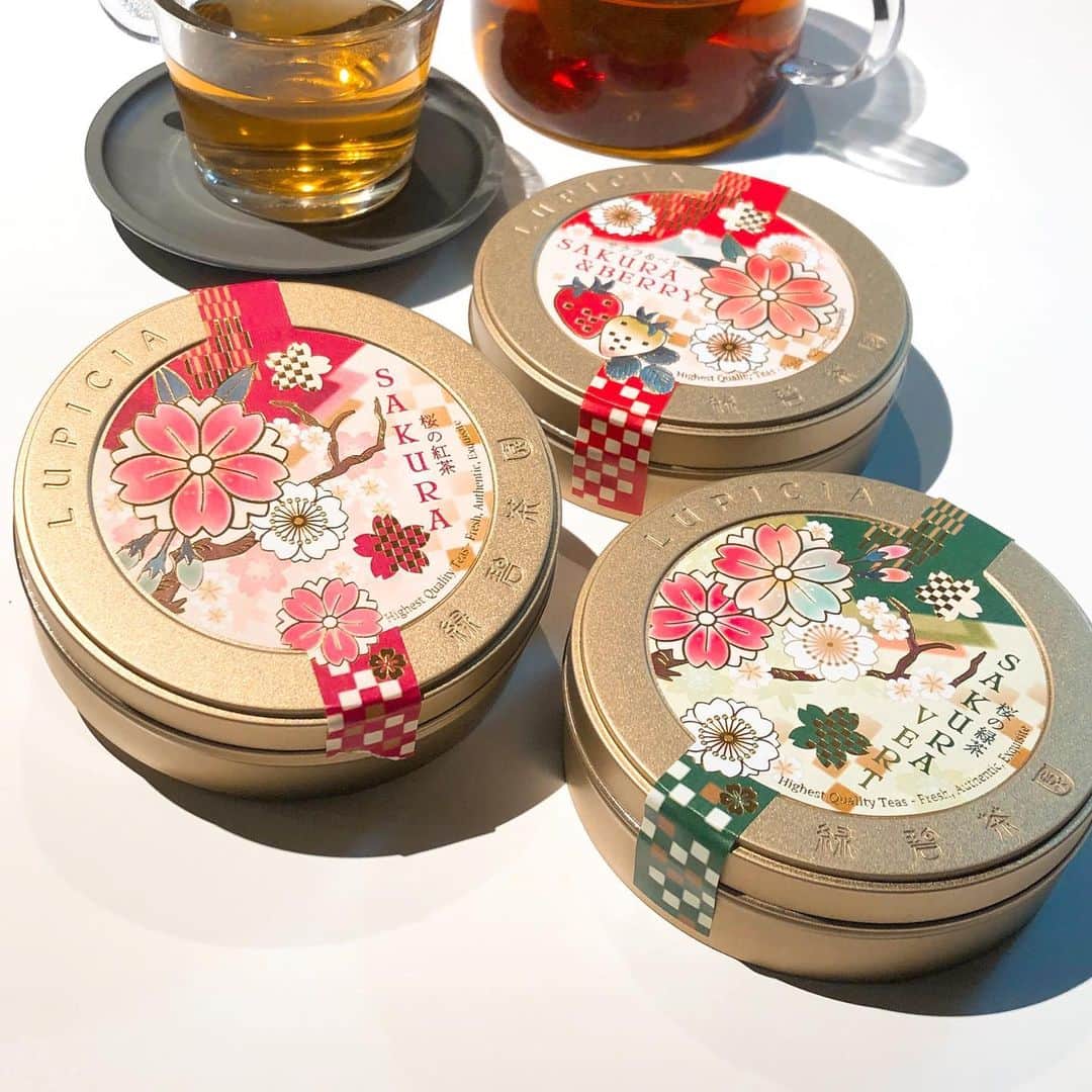 steady.のインスタグラム：「.﻿ 世界のお茶専門店ルピシアから、﻿ 「桜のお茶」シリーズが 2月15日(月)より数量限定で発売！﻿ ﻿ 左から時計まわりに、﻿ シリーズを代表する紅茶「サクラ」、﻿ 桜の葉と苺の香りが調和する紅茶「サクラ&ベリー」、﻿ 清々しい風味の緑茶「サクラ・ヴェール」の3種類。﻿ ﻿ さっそく「サクラ」をいただいたのですが、 桜の葉の香りとほんのりとした塩味が とっても春らしくて🙆‍♀️🌸﻿ ﻿ 華やかなパッケージが可愛いので、 プレゼントにもぴったりです！﻿ ﻿ ﻿ 50gデザイン缶入 各¥1,150（税込）﻿ ﻿ #ルピシア #紅茶 #桜のお茶 #桜のお茶シリーズ #春 #サクラ #お茶 #紅茶 #お茶の時間 #おうち時間 #新商品 #雑誌ステディ #steady #steadymagazine #ステディ」
