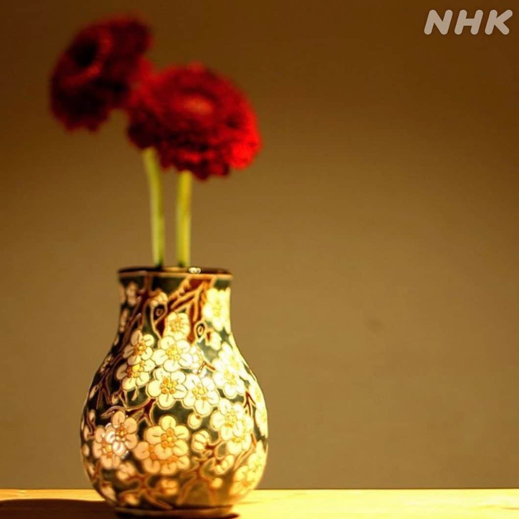 NHK「世界はほしいモノにあふれてる」さんのインスタグラム写真 - (NHK「世界はほしいモノにあふれてる」Instagram)「＼ベトナムの幻の陶器🇻🇳／  番組の最後に登場した"ビエンホア"と呼ばれる花器💐  ベトナムがフランスの統治下にあった1920年代から 約30年ほどの間にしか作られなかったという "幻の陶器"です✨  フランス人デザイナーと ビエンホアの職人たちで作り上げられた美しい工芸品で 世界中にファンやコレクターが多くいるのだそう👏 ﻿ 実は 時間の都合でカットになってしまったのですが スタジオ収録で実物を手にしたMCのお2人も 部屋に置くならどれがいいかと盛り上がり とても気に入っていらっしゃいました🙌 ﻿ その時代のベトナムだからこそ誕生した貴重な逸品。 繊細かつ大胆な手仕事の品でした🎨✨  "細かくて繊細なのに隙があって大胆"という 亮平さんの名言がありましたが ソンベ焼きにビエンホア、刺繍に藍染めと ベトナムの様々な美しき手仕事が詰まった45分間です！  昨日の再放送は、おやすみでしたが NHKプラスで、2月11日までご覧いただけます！  #nhk  #せかほし　 #nhk総合  #22時30分 #鈴木亮平 #JUJU #神尾晋一郎 #世界はほしいモノにあふれてる #sekastagram  #ベトナム雑貨 #ソンベ焼き  #ビンテージ食器 #刺繍 #藍染め #テト #ビエンホア #ベトナム世界遺産  #手仕事が好き #ベトナム好きな人と繋がりたい  #bienhoa﻿ #vietnam﻿」2月9日 15時33分 - nhk_sekahoshi