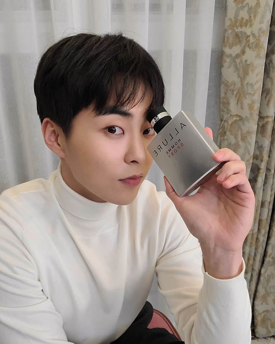 シウミンのインスタグラム：「안녕~ 너 참 오랜만이다! 다시 만났으니 앞으로도 잘부탁해>.<  #광고 #샤넬향수 #알뤼르옴므스포츠」