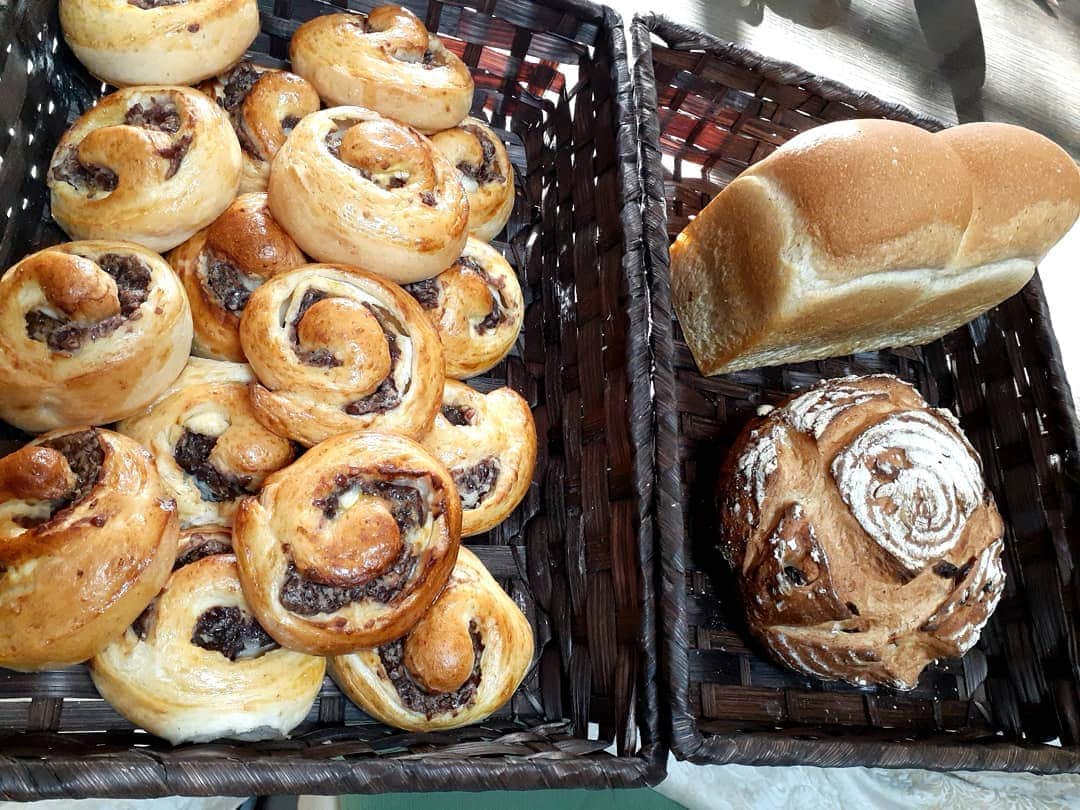 大高洋夫のインスタグラム：「クリームチーズあんこロール カンパーニュ 食パン 焼きマスタ~！」
