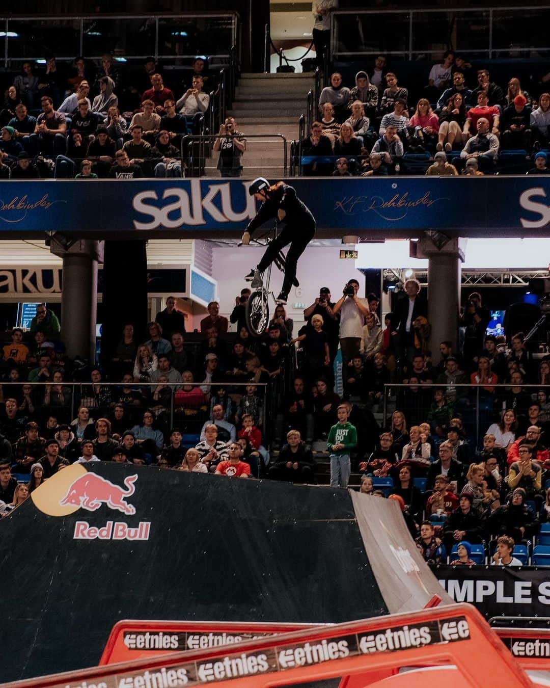 大池水杜のインスタグラム：「I will never forget this wonderful day!  Just one year from this day! I can't wait to ride with them again!  They give me tremendous energy!  And many people smile when I see my riding! At SS20 @simplesession  photo by @55naoking ←and HBD my sis😚 この日からもう1年。一生の思い出になった最高の日だった！まだまだこの先、生きていく中でもっともっと楽しい日々が待ってるから👍🏻 またみんなでバチバチにセッションできる日が待ち遠しい！ うちはウチらしく！って再確認できた日😁 @visavis_jp #タウン情報おかやま #ライト電業 #bigjohn #bluesakura #slopeshot #bmx #bmxgirl #bmxfreestyle #bmxwomen #simplesession #simplesession20 #sistersession」