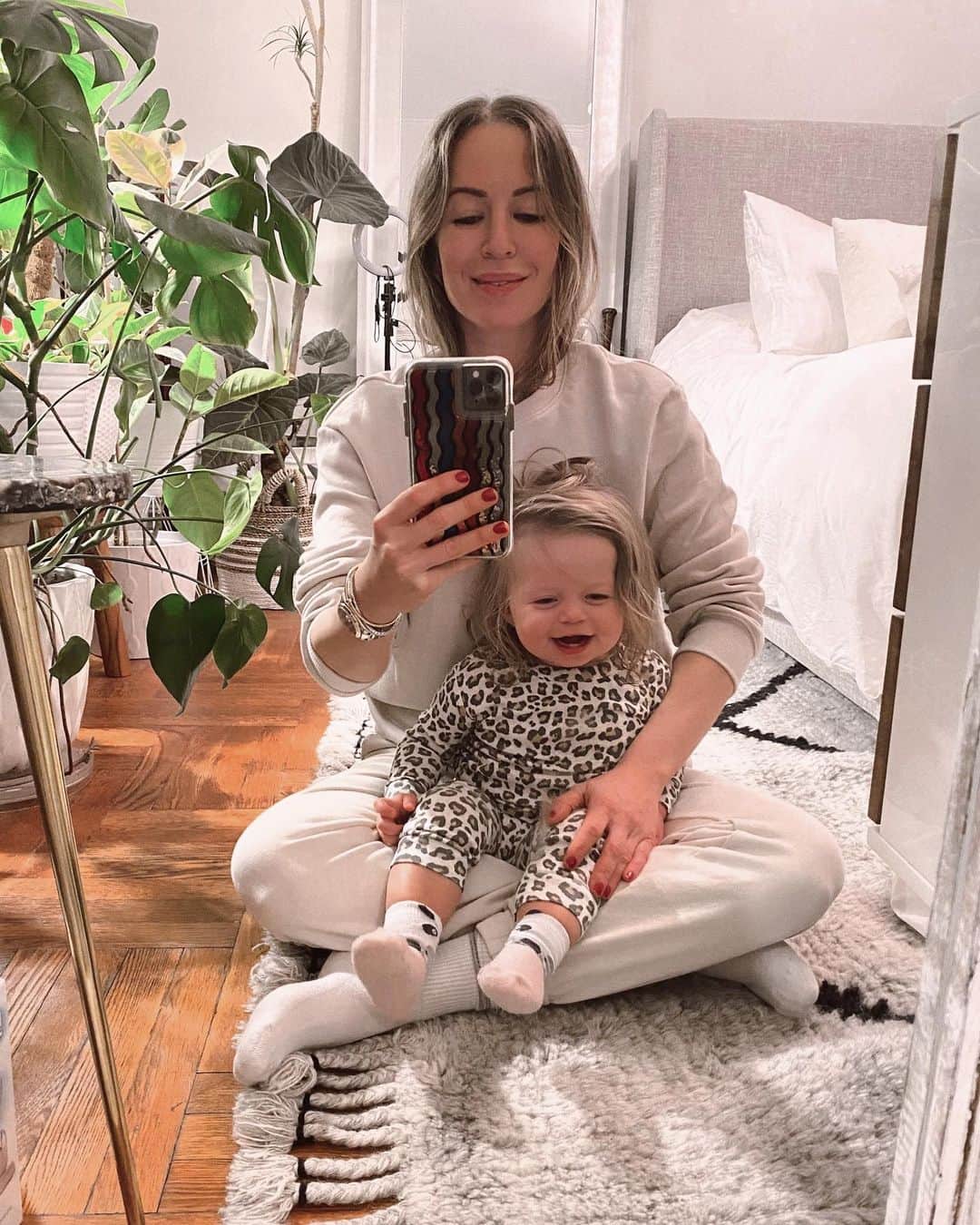 Helena Glazer Hodneのインスタグラム：「From the weekend: Friday, Keith & I snuck out for an early dinner and went to @abckitchen. Every ABC visit always ends up with me at @rescuespa, where I usually walk out poorer after stocking up on @biologique_recherche💸💸. This time, Keith came with me😆.   On Saturday, we got L&B pizza & spumoni and blessed Sasha with trying it for the first time🤤. Hope everyone had a good one! What did you guys think of The Weekend's Superbowl performance?」