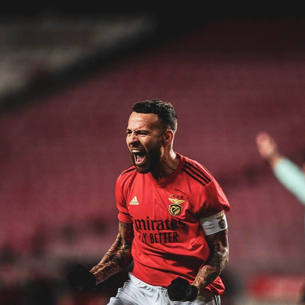 ニコラス・オタメンディさんのインスタグラム写真 - (ニコラス・オタメンディInstagram)「Feliz pelo meu primeiro golo com a camisola do @slbenfica , mas muito mais feliz pela vitória que juntos conseguimos hoje 🔴⚪️🦅 #DeTodosUm」2月9日 6時50分 - nicolasotamendi30