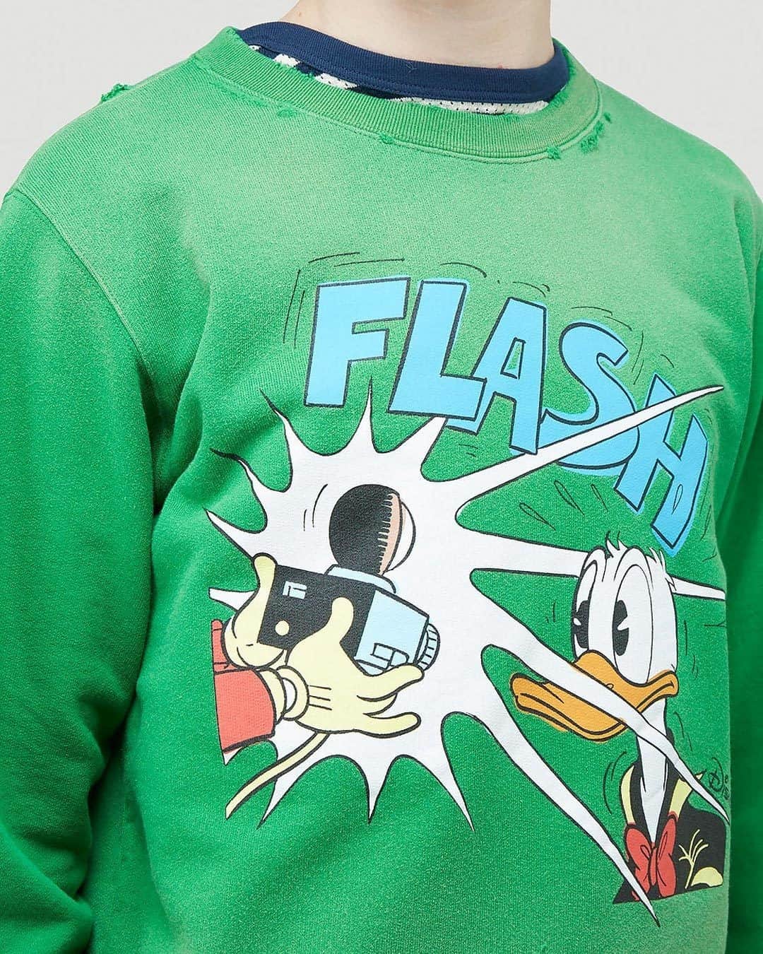 エルエヌシーシーのインスタグラム：「Designed in collaboration with Disney, legendary characters continue to enrich Gucci's ready-to-wear and accessories. The X Disney Sweatshirt features the iconic Donald Duck, adding a whimsical feel to the everyday sweatshirt. @gucci」