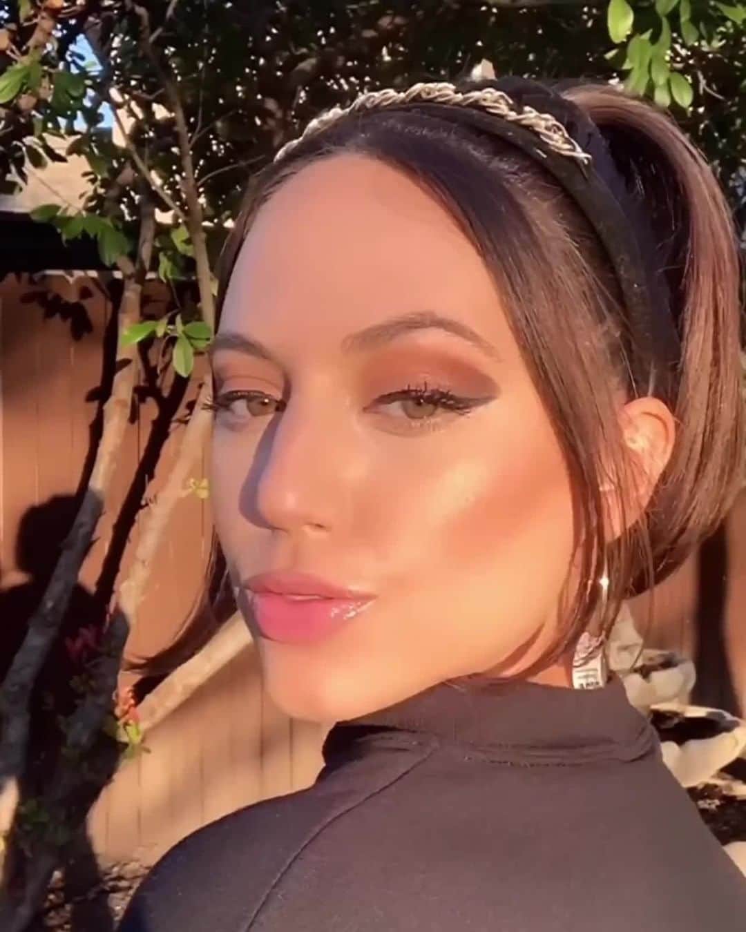 LORACのインスタグラム：「Glow at golden hour 🌅 PRO Palette Artist Edition: MERAKI + PRO Liquid Eyeliner in BLACK + PRO Contour Palette + Light Source Mega Beam Highlighter in GLOW FOR GOLD + LUX Diamond Lip Gloss in MELT - available on ULTA.com & LORAC.com - link in bio!  🎥: @taylorstammen  #LORAC #LORACCosmetics @ultabeauty」